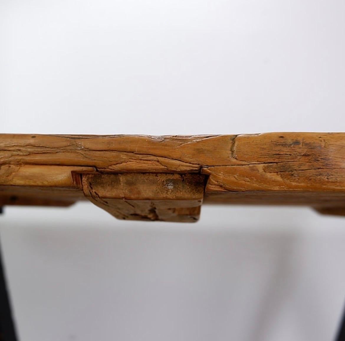 Grande table de salle à manger à portes en bois montée sur des poignées noires en vente 3