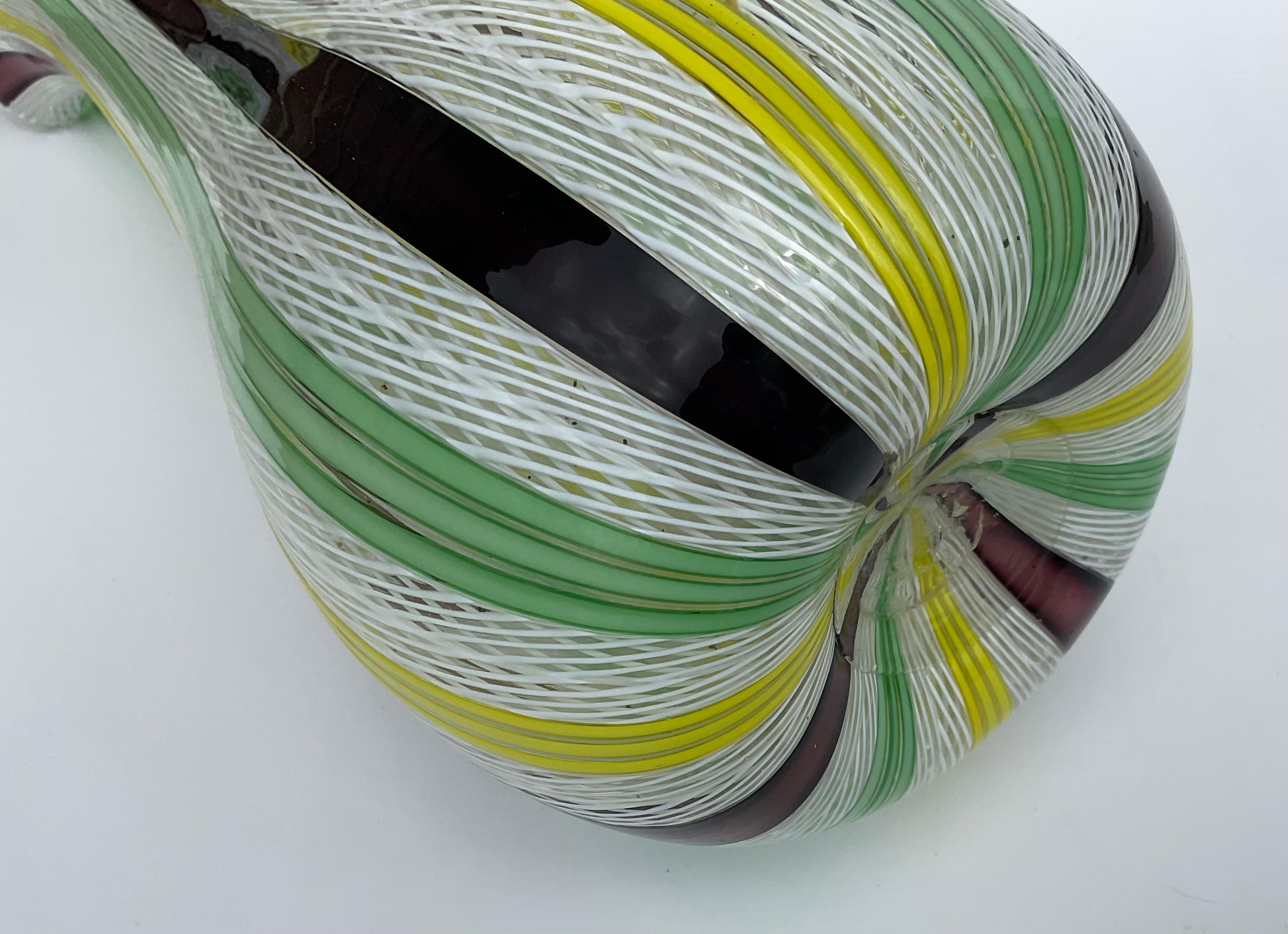 Große Dino Martens Aureliano Toso zugeschrieben Murano Kunstglas Latticino Vase in lebendigen Multi Farbe einzelne Stöcke. Sehr gut ausgeführte Murano-Glasvase aus den 1950er Jahren. 