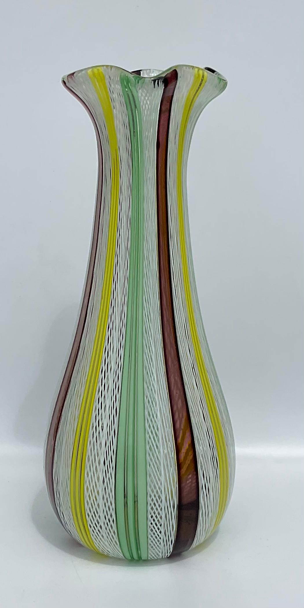 Große Dino Martens Aureliano Toso zugeschriebene Latticino-Vase aus Murano-Kunstglas  (Glaskunst) im Angebot