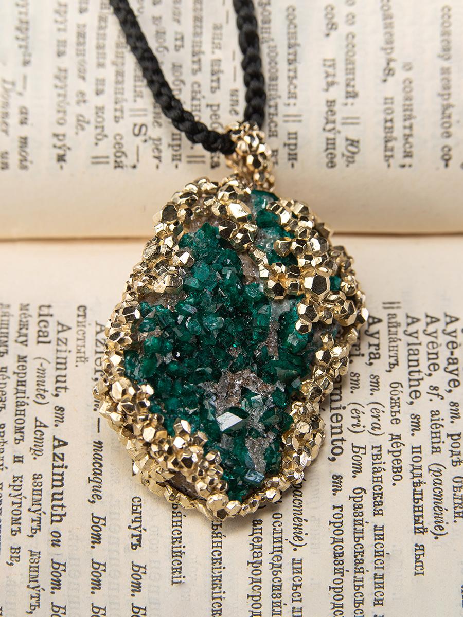 Large Dioptase raw crystals Yellow gold pendant Gem Deep Forest In New Condition For Sale In Berlin, DE
