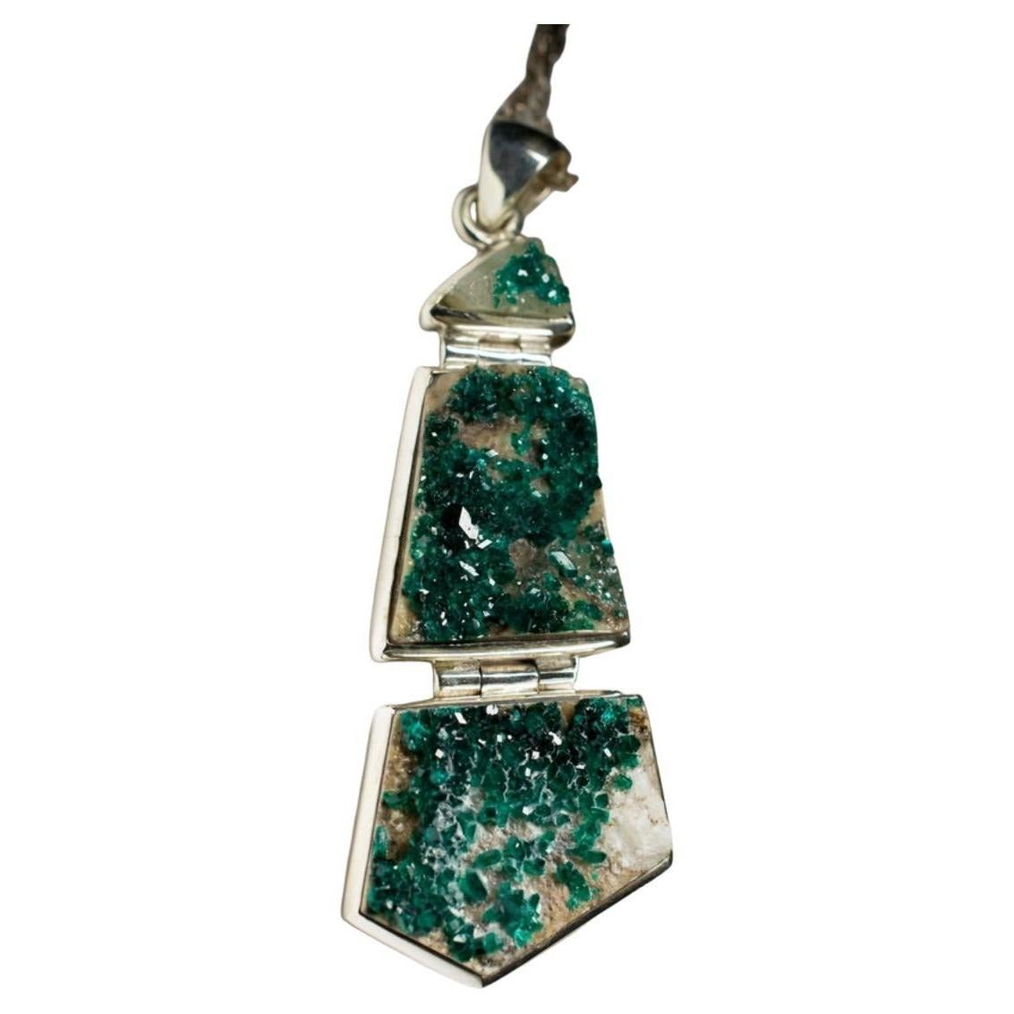 Grand pendentif Dioptase en argent et cristaux naturels bruts non taillés vert profond forêt magique en vente 5