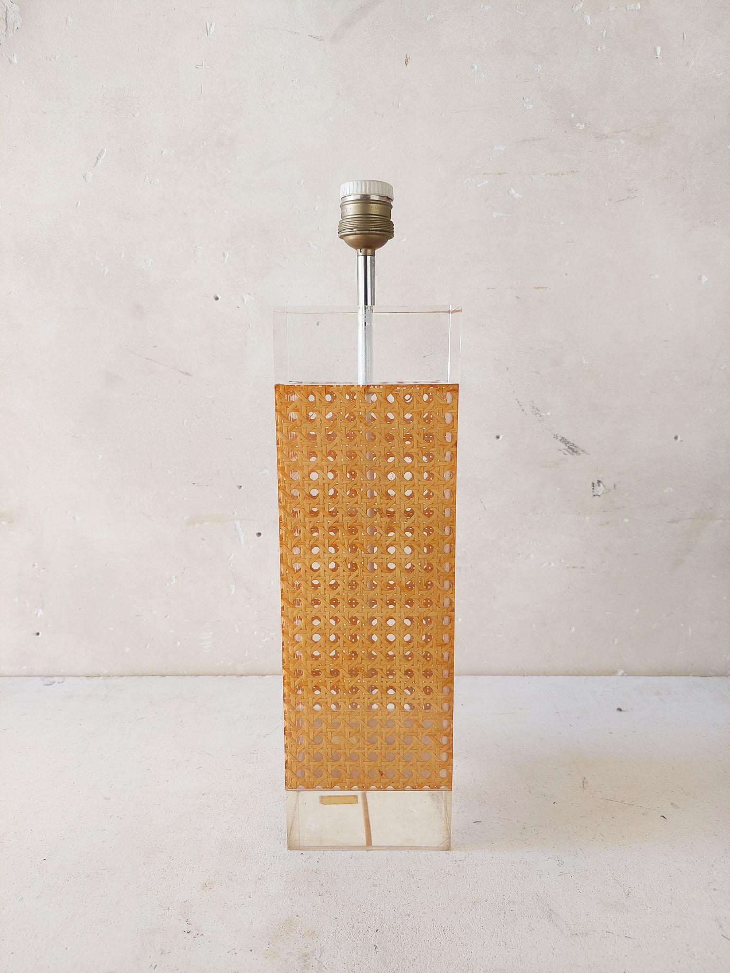 Elegant mid-century table lamp in rattan and plexiglass from Dior Homestyle, large size, 1970s. Sold by Correa, Barcelona.

h 30.5 x w 14 x d 14 cm

