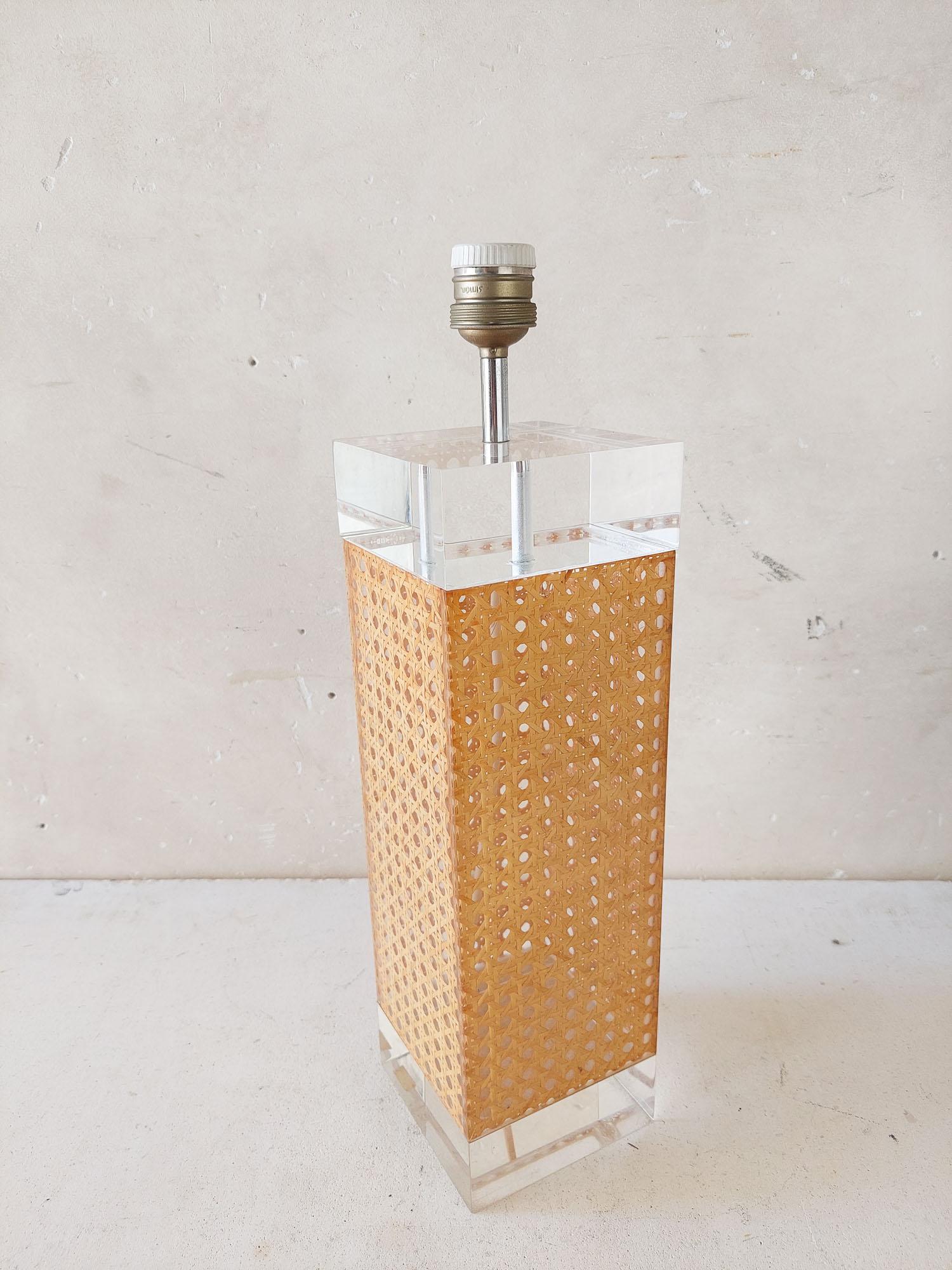 Große Dior Homestyle-Tischlampe aus gewebtem Schilfrohr in Plexiglas (Spanisch) im Angebot