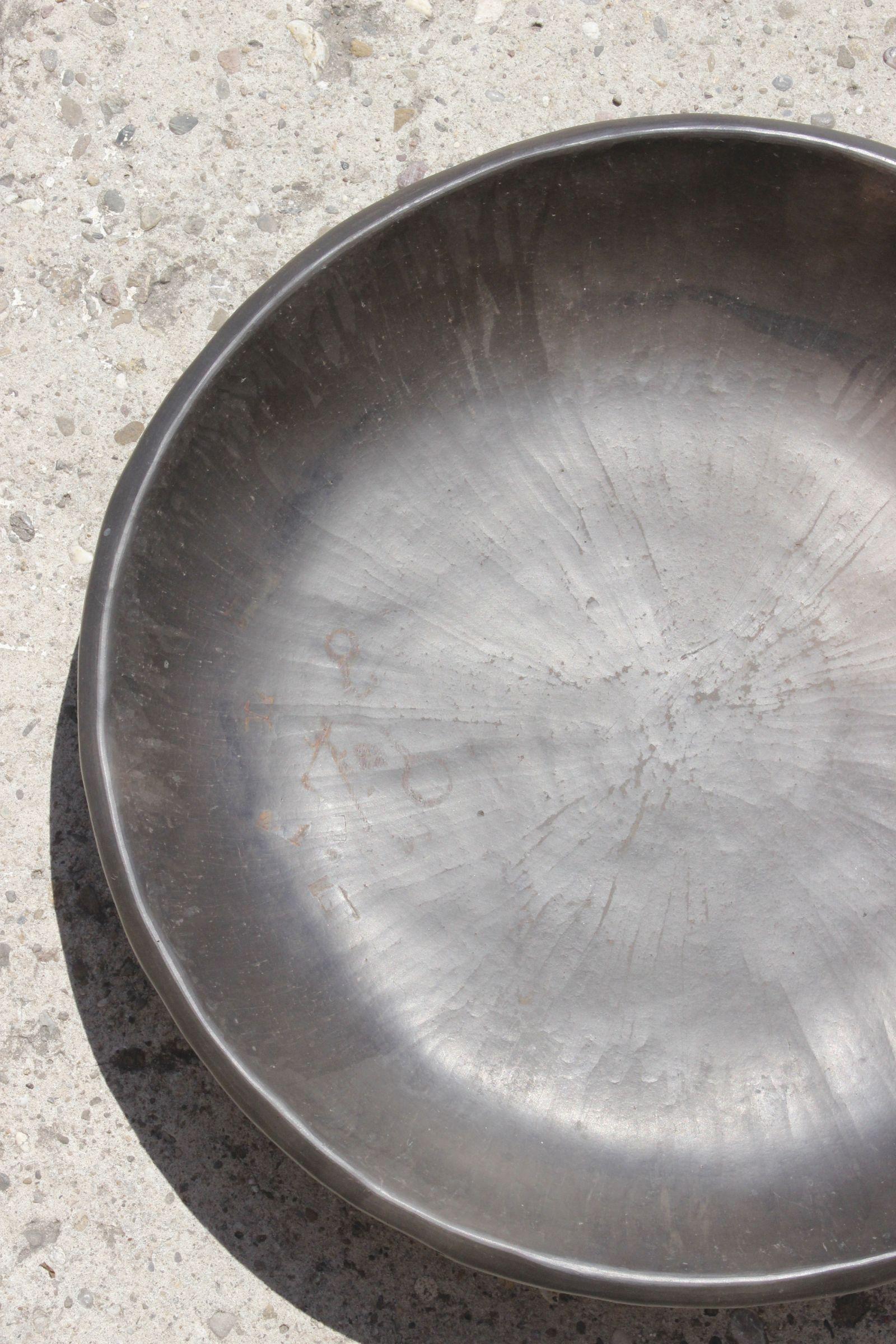 Brutalist Large dish in smoked & polished terracotta by Ariane Mathieu Quéré, France 1960s For Sale