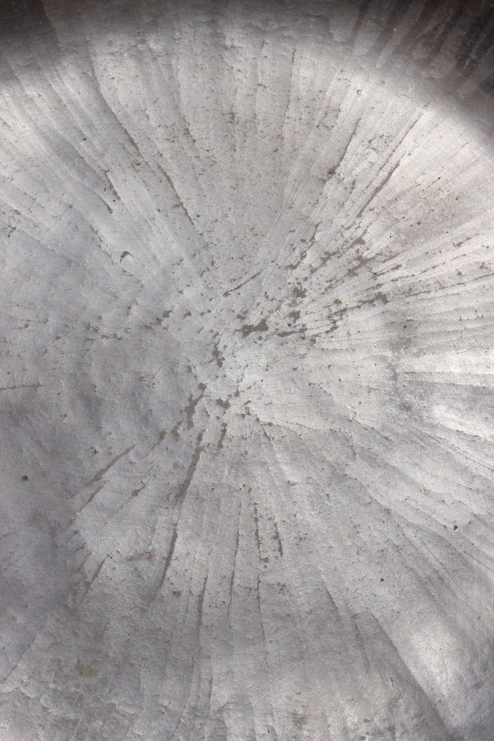 Français Grand plat en terre cuite fumée et polie par Ariane Mathieu Quéré, France années 1960