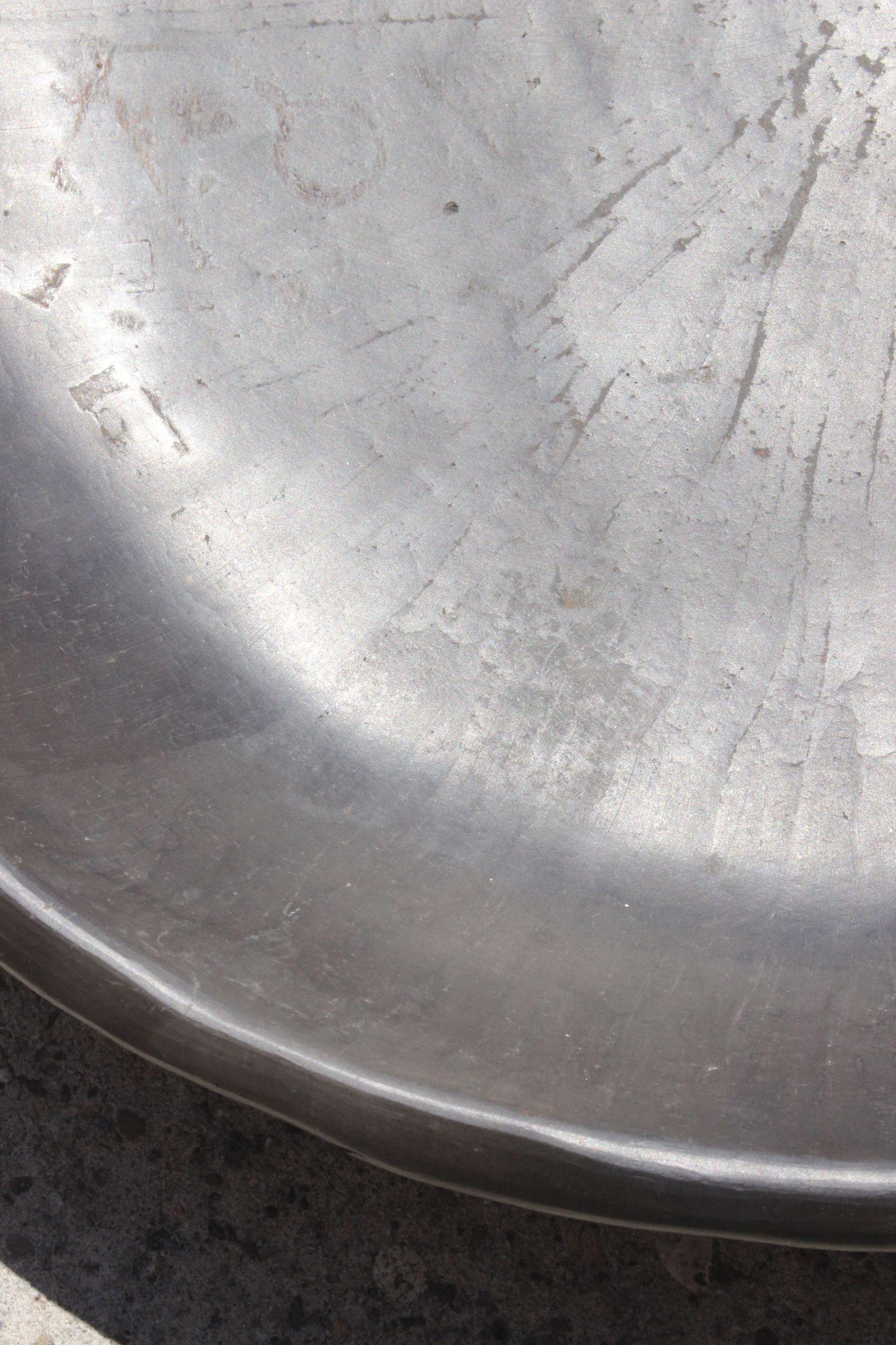 Poli Grand plat en terre cuite fumée et polie par Ariane Mathieu Quéré, France années 1960