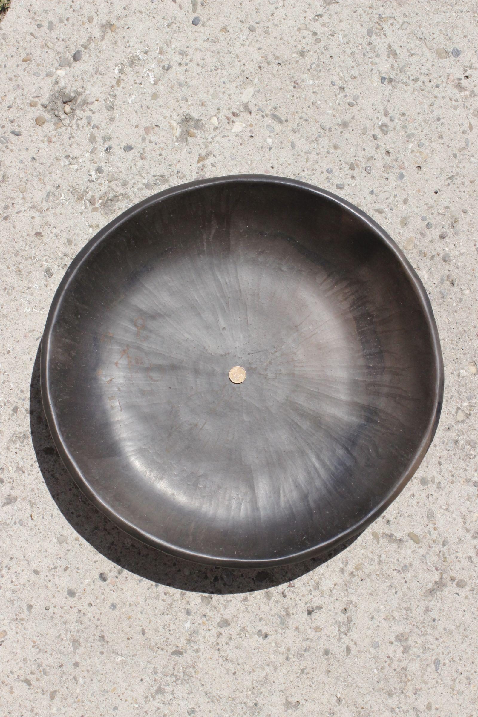 Grand plat en terre cuite fumée et polie par Ariane Mathieu Quéré, France années 1960 Bon état - En vente à STRASBOURG, FR