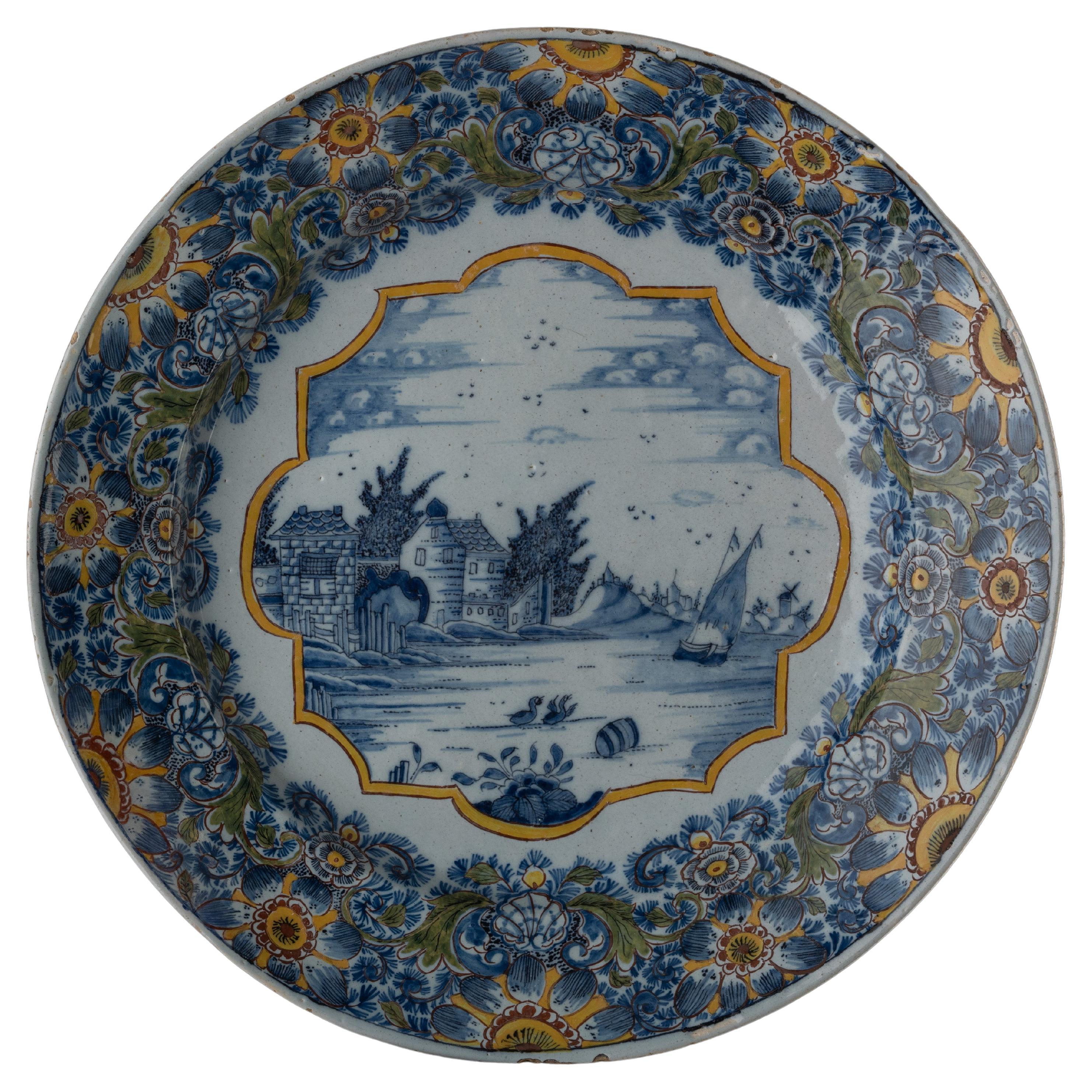 Grand plat avec un paysage aquatique néerlandais de Delft, 1760-1780