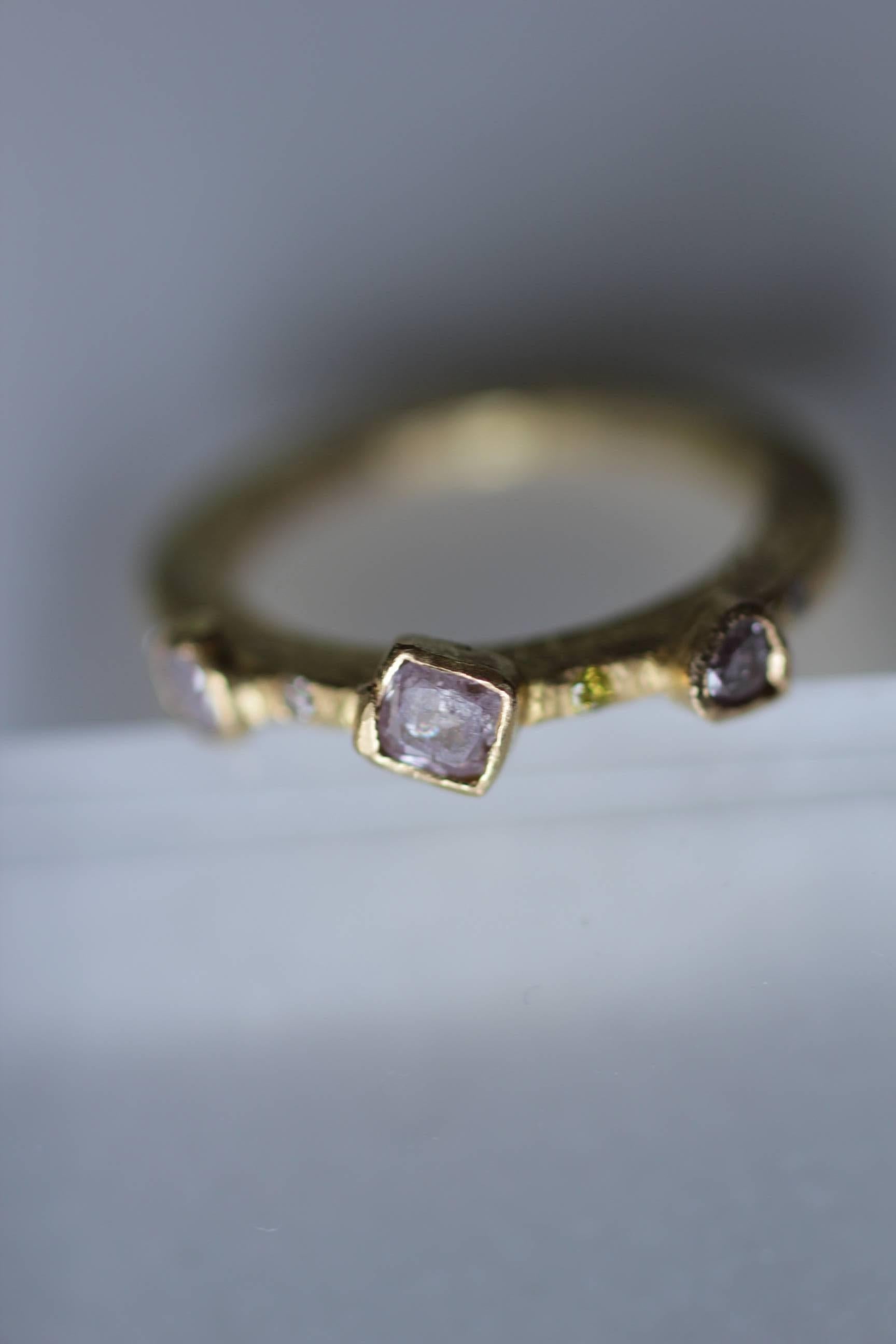 Verlobungsring aus 22 Karat Gold mit farbigem Diamant-Dreistein-Lünette  (Zeitgenössisch) im Angebot