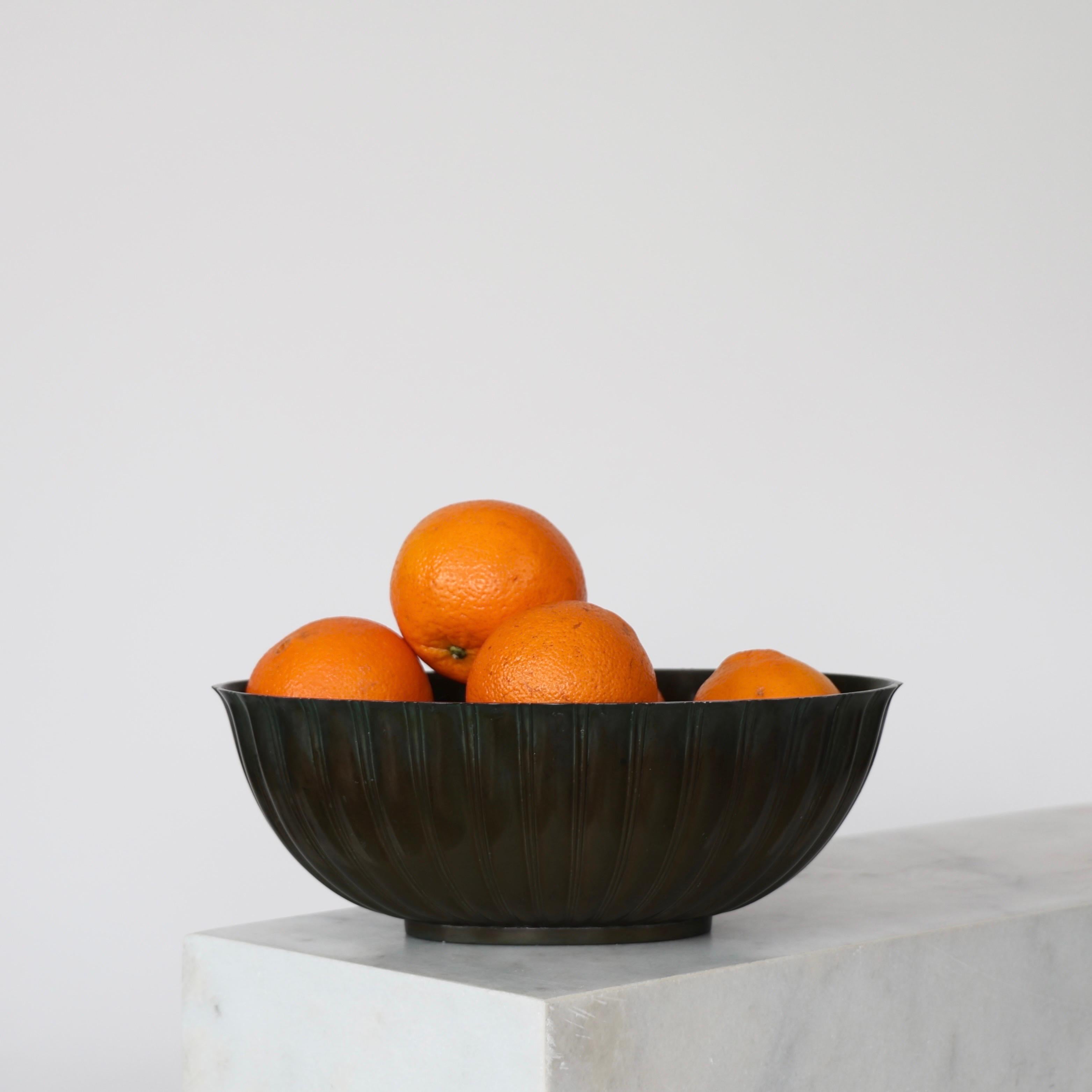 Große Diskometal Jardinière, entworfen von Just Andersen in den 1930er Jahren. Ein Mittelstück für jede schöne Tafel.

* Ovale diskometale Schale / Jardinière 
* Designer: Just Andersen
* Modell: D1752 
* Jahr: 1935
* Zustand: Guter Vintage-Zustand.