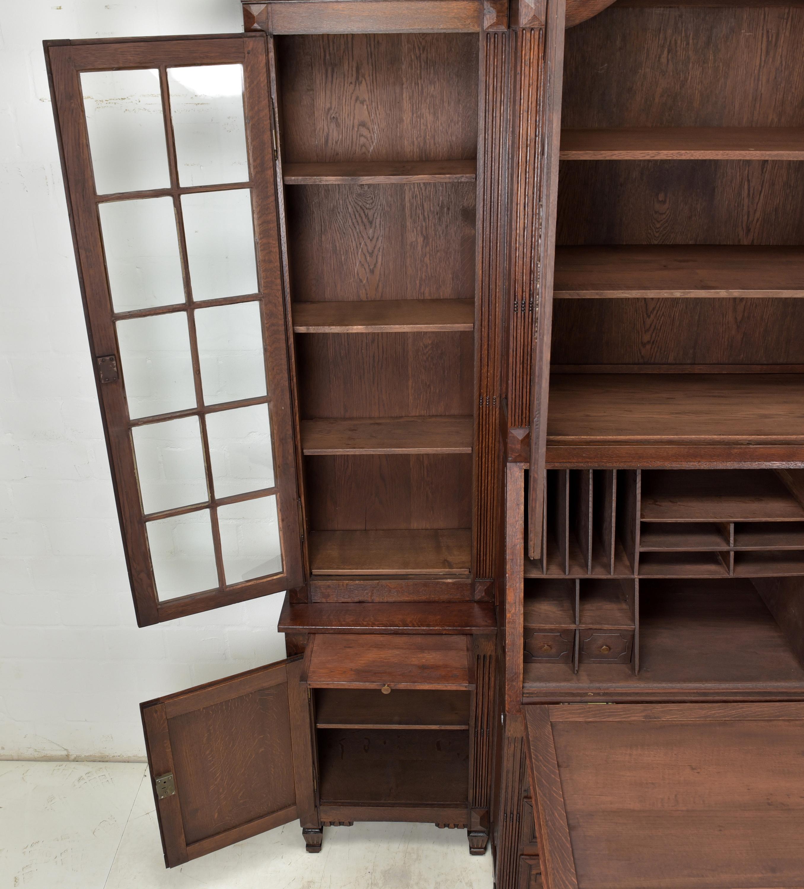 Large Display Cabinet / Bookcase with Secretary in Oak, 1900 In Good Condition For Sale In Lüdinghausen, DE