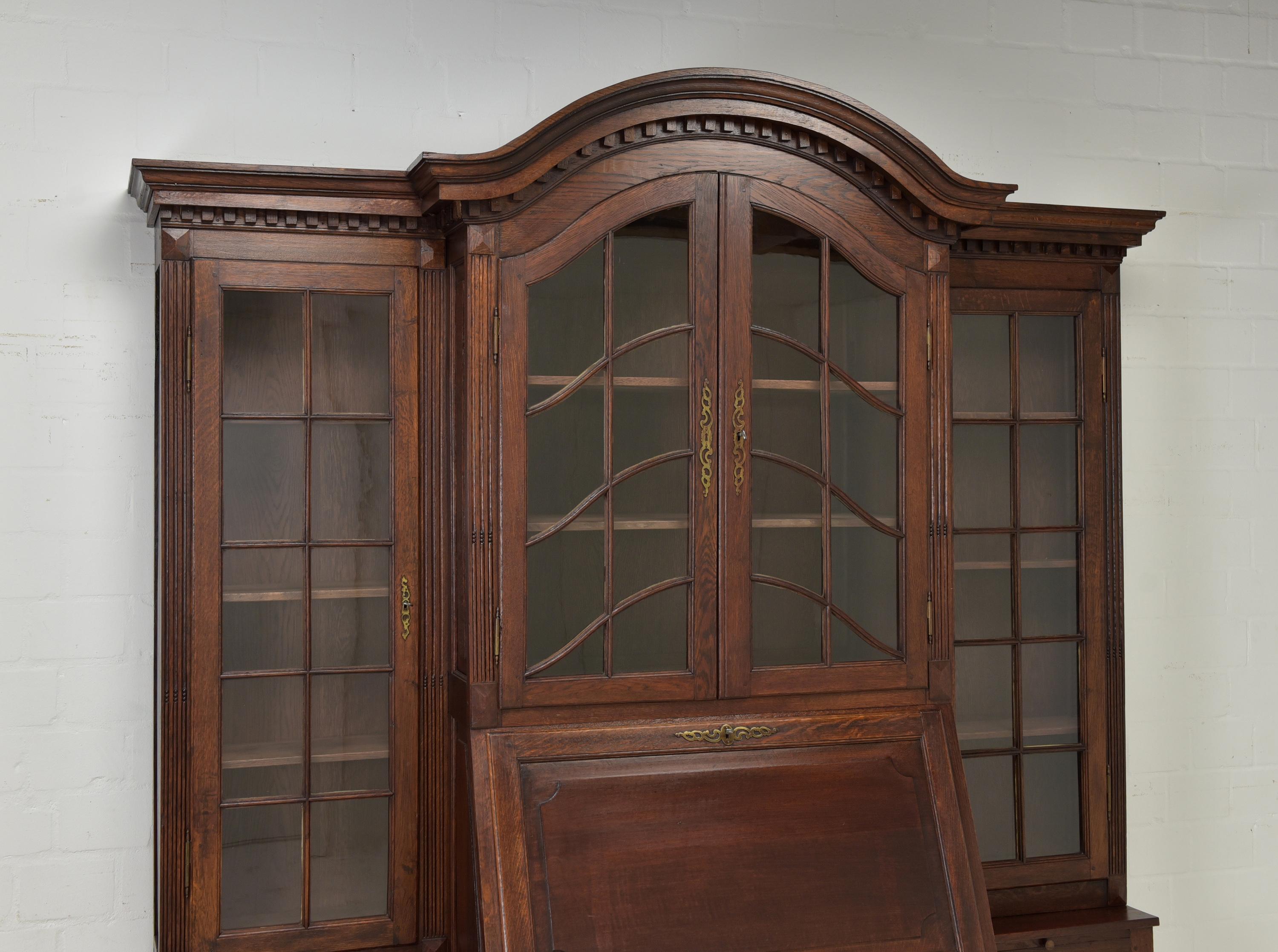 Grande vitrine / bibliothèque avec secrétaire en chêne, 1900 en vente 3