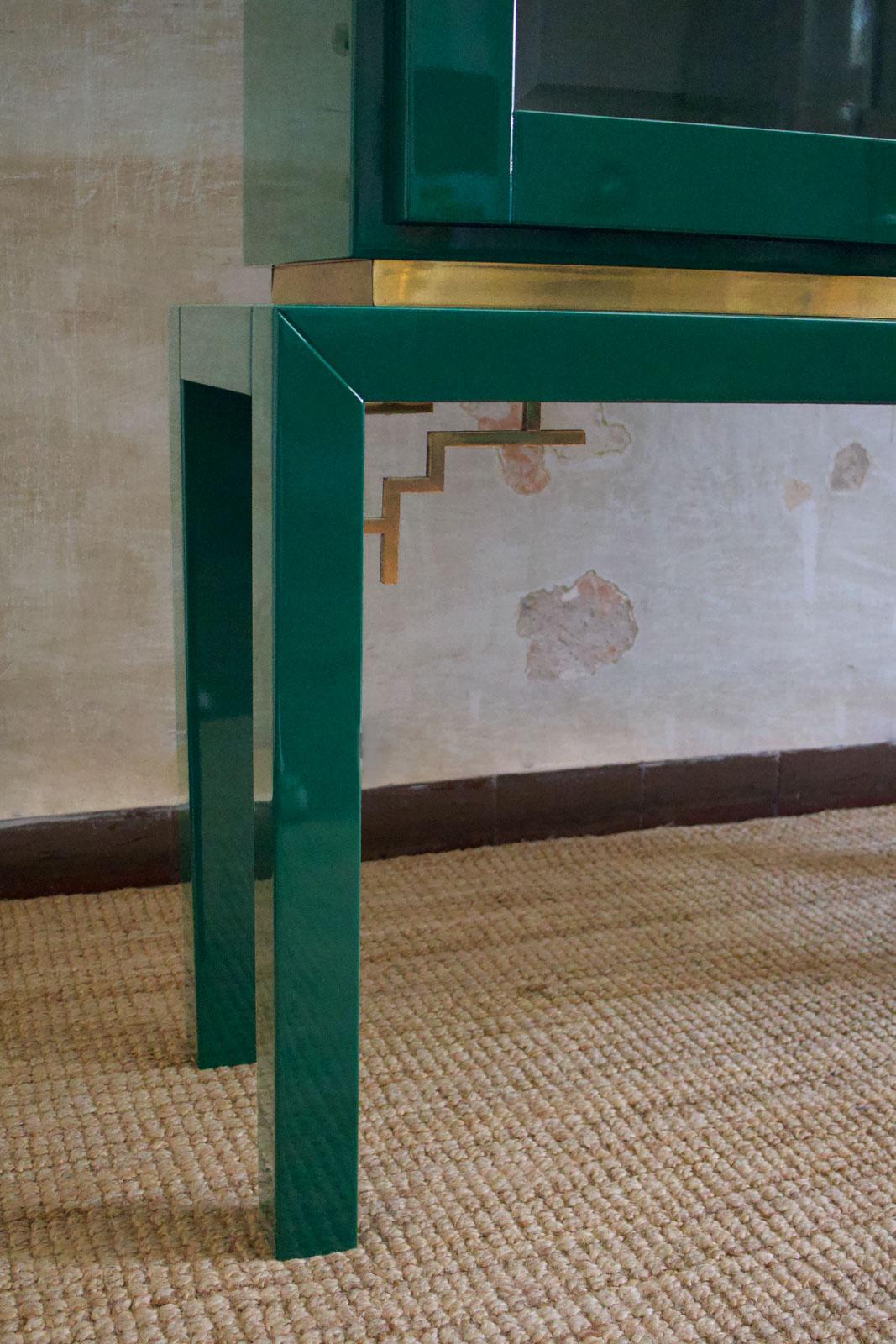 Large Display Cabinet in Green Lacquered wood with Brass Details For Sale 2