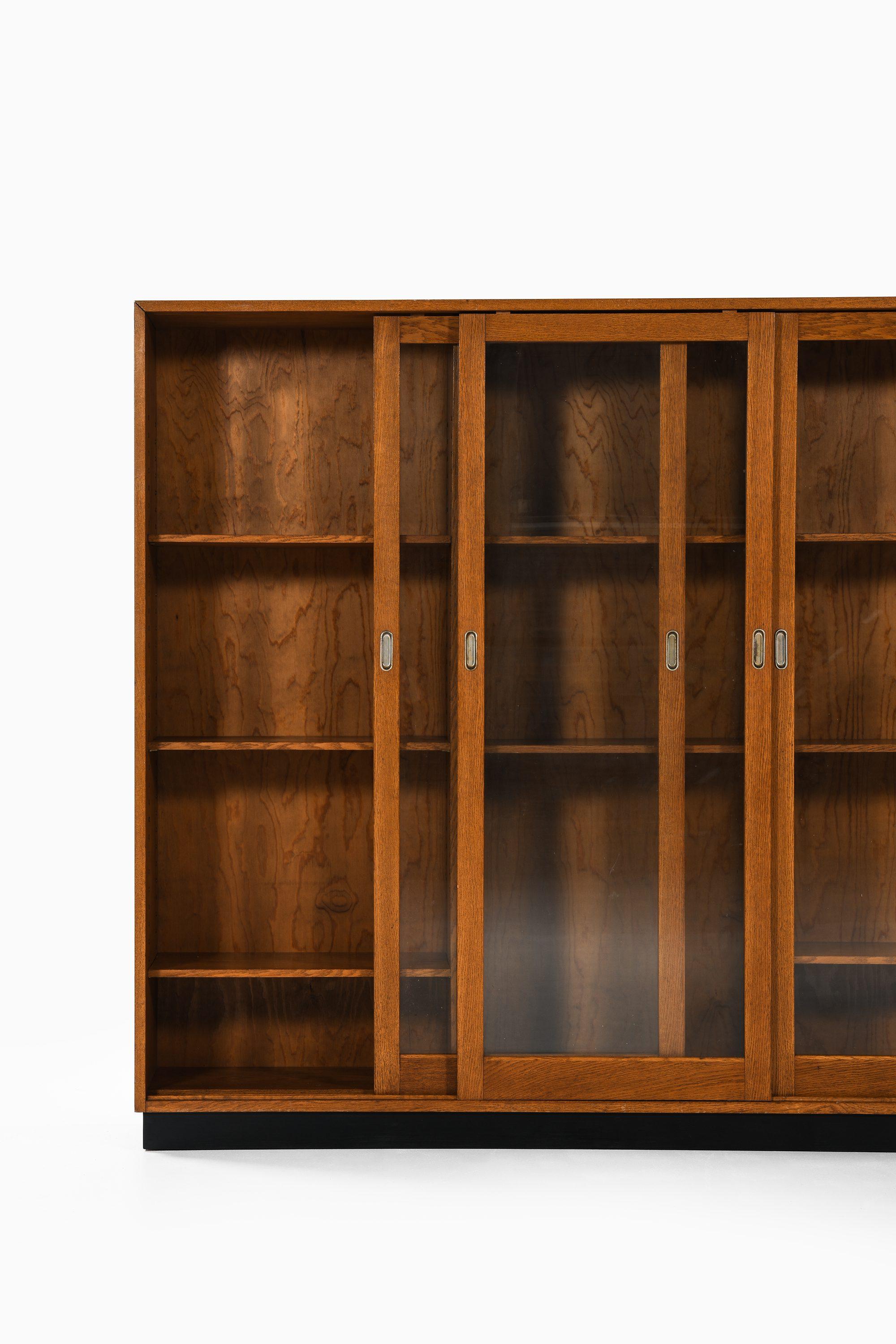 Large Display Cabinet in Oak, Pine and Metal, 1940’s In Good Condition For Sale In Limhamn, Skåne län