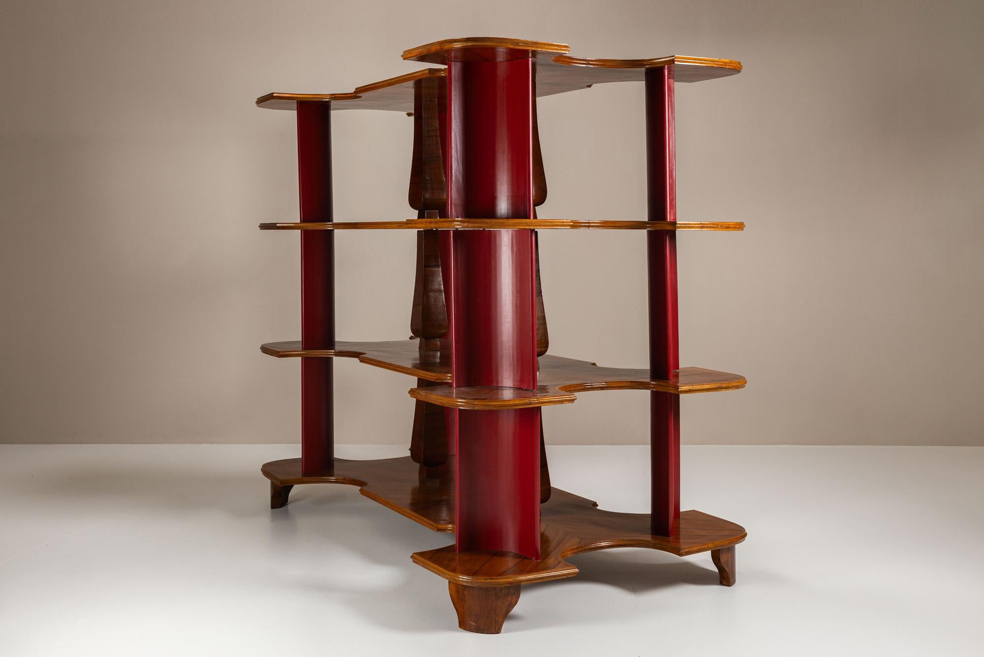 Gran vitrina de madera y laca attr. a Fantoni, Italia ±década de 1950 Nogal en venta