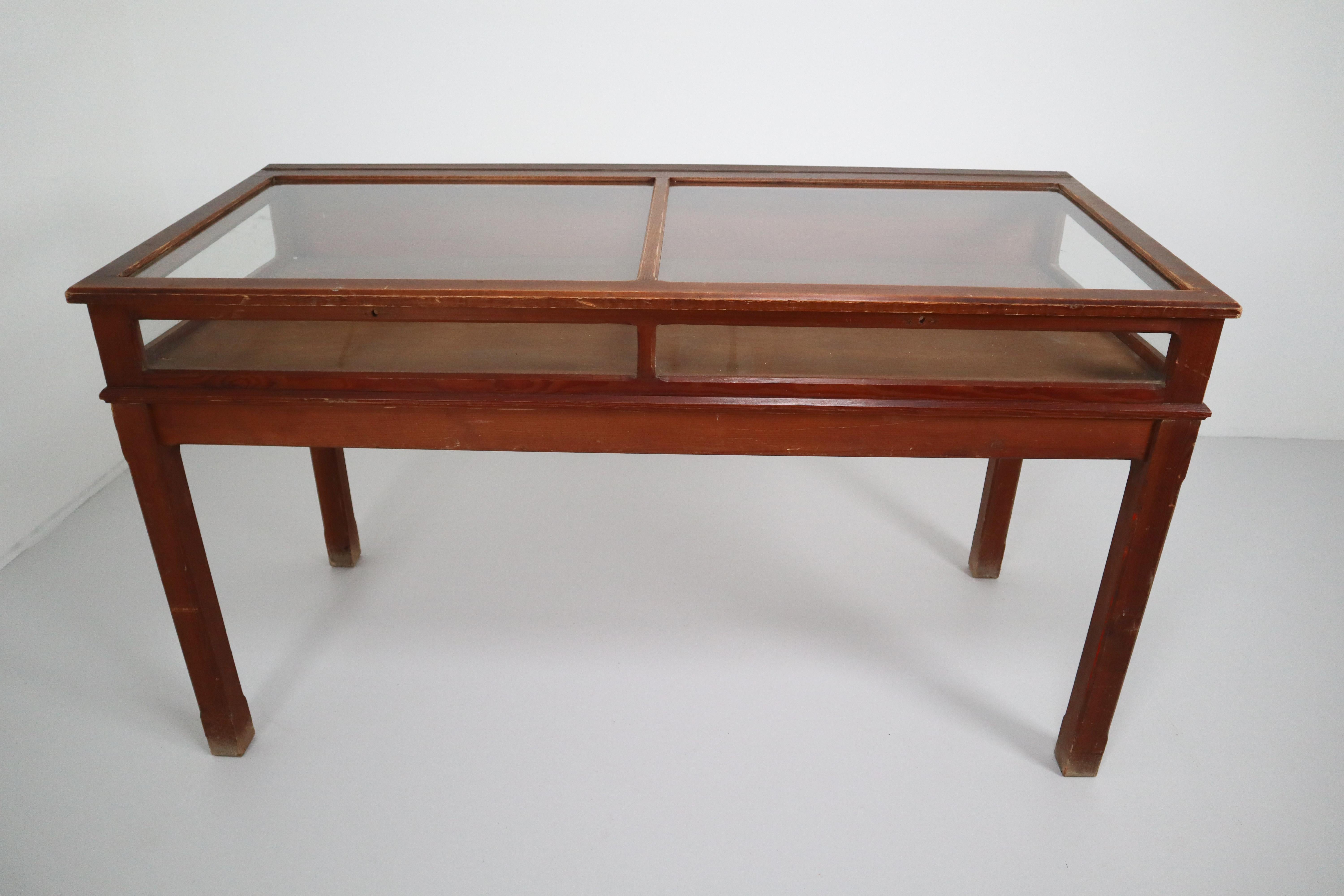 Large display table vitrine in patinated pine and glass in good original condition, France 1920s.