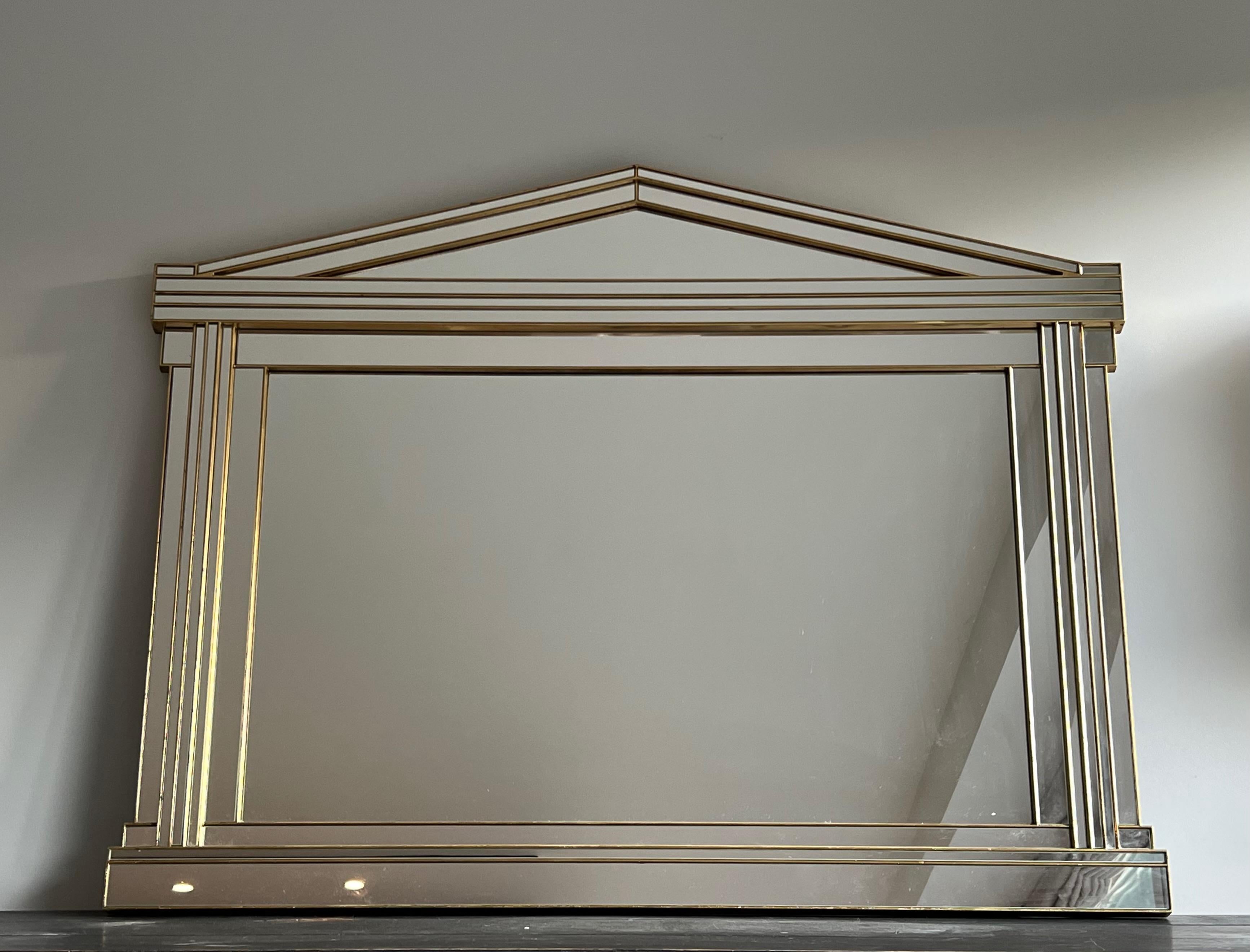 Ce très beau grand miroir Domus est composé de bois, de plexiglas doré et de miroirs. Il s'agit d'un ouvrage français. Circa 1970