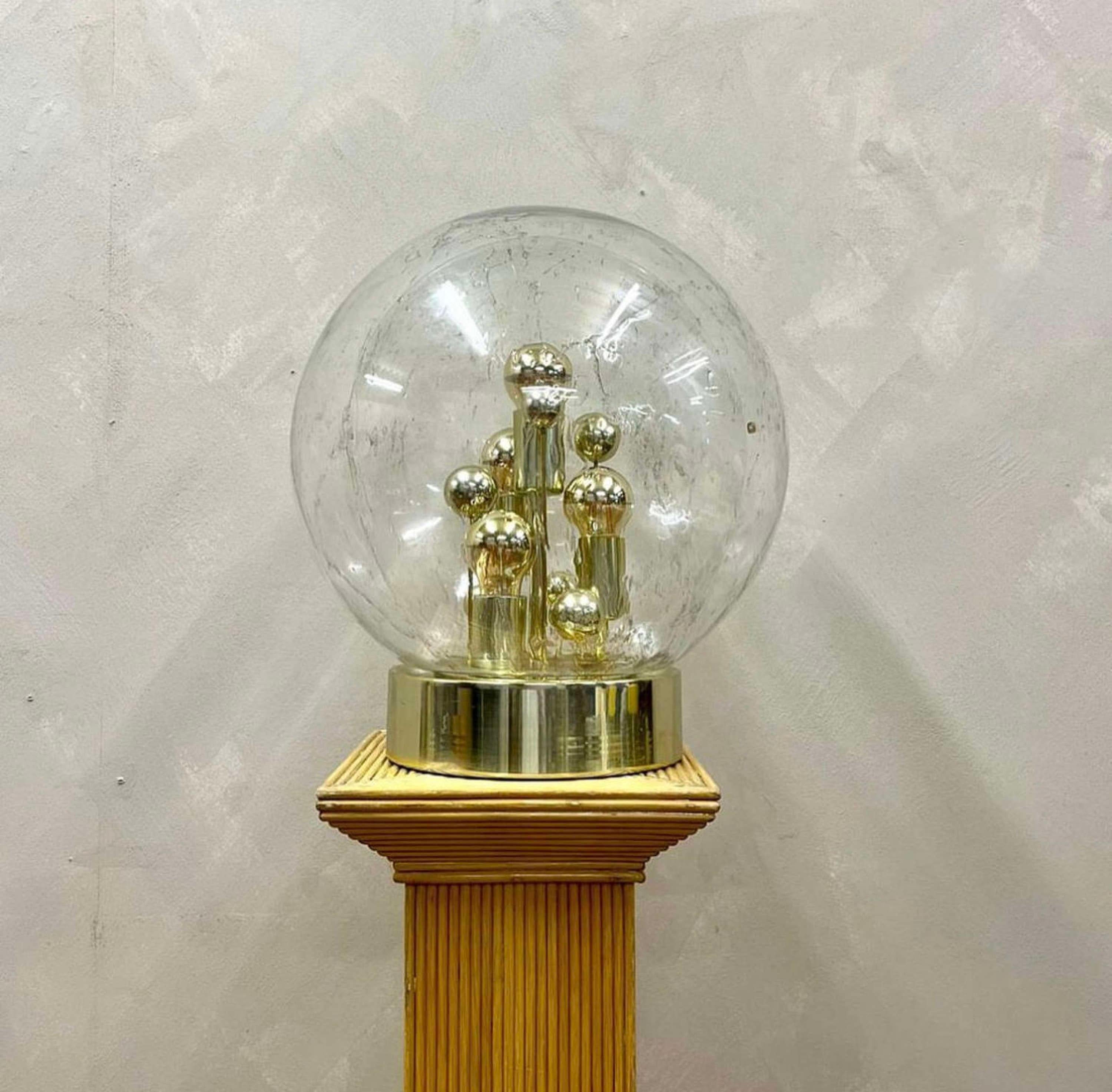 Une rare opportunité d'offrir cette lampe globe en verre soufflé à la main des années 1960, par le designer allemand Doria Leuchten, fondé en 1945.
Éclairé par des ampoules trempées dans l'or, ce superbe centre de table émet une lueur magnifique et