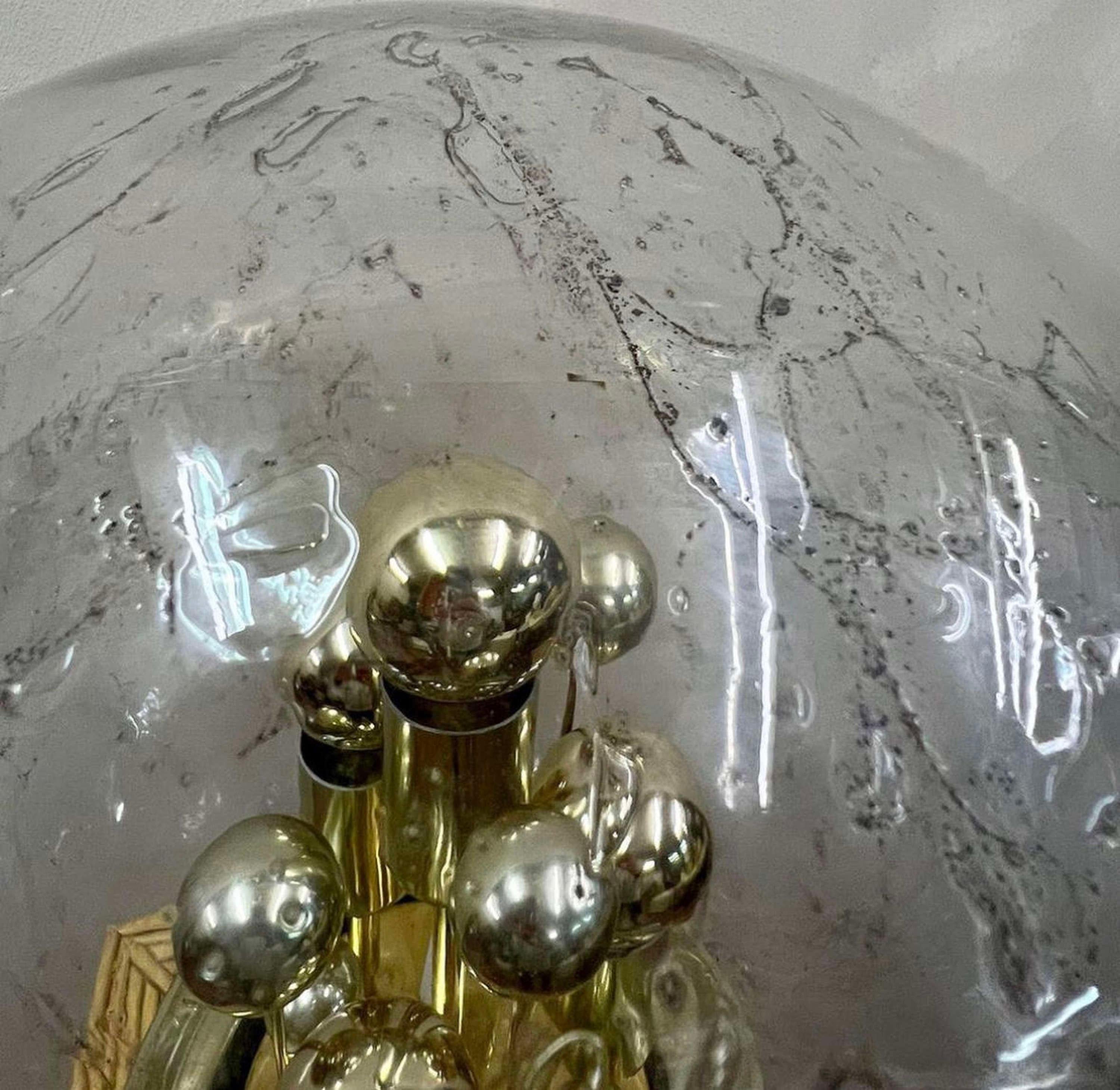 Doré Grande lampe globe Doria en vente