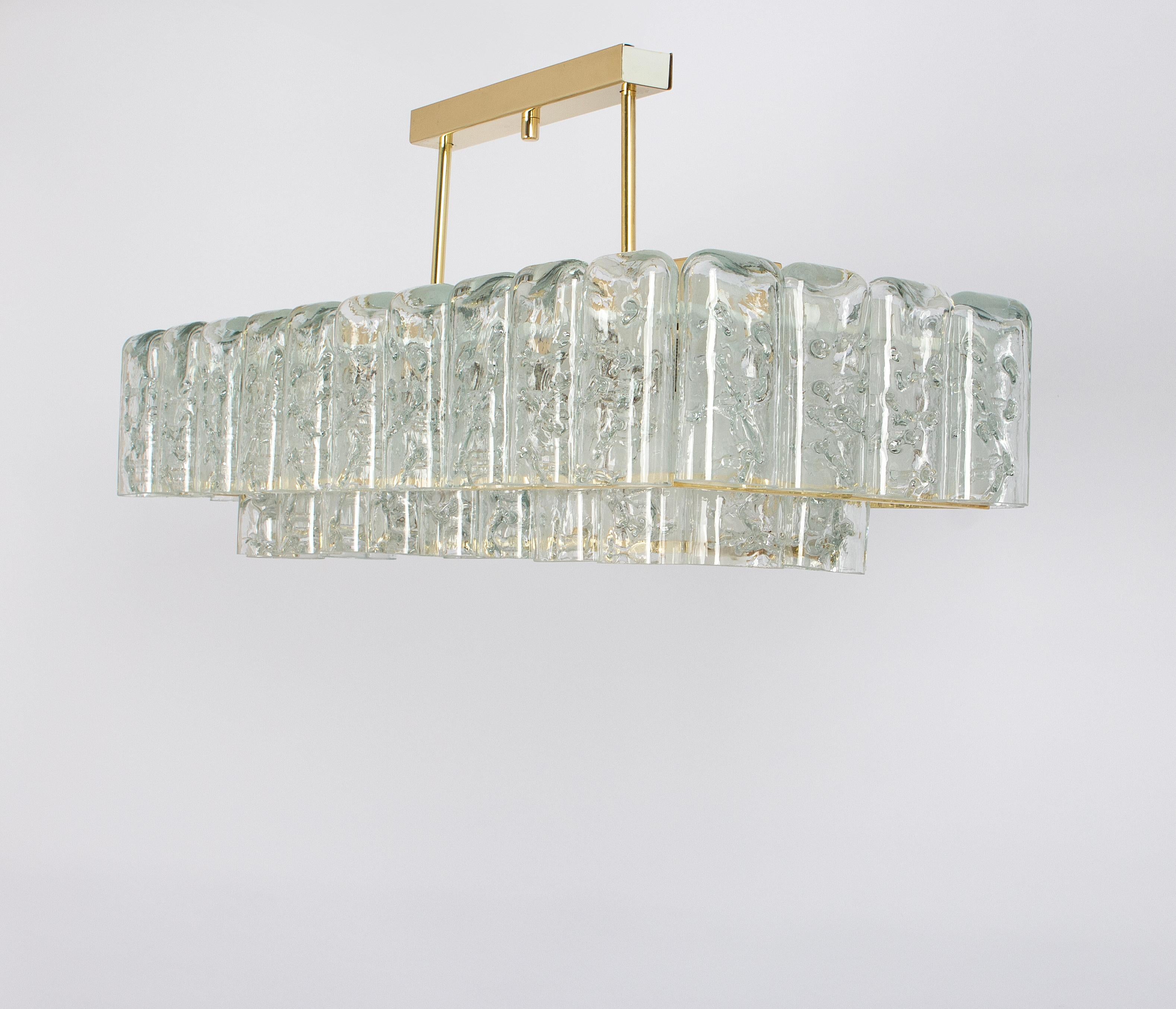 Fantastischer zweistöckiger Kronleuchter aus der Mitte des Jahrhunderts von Doria, Deutschland, hergestellt ca. 1960-1969. 2 Ringe aus Murano-Glaszylindern hängen an einer Halterung.
Wunderbarer Lichteffekt.

Fassungen: 9 x E14-Kandelaber-Glühbirnen