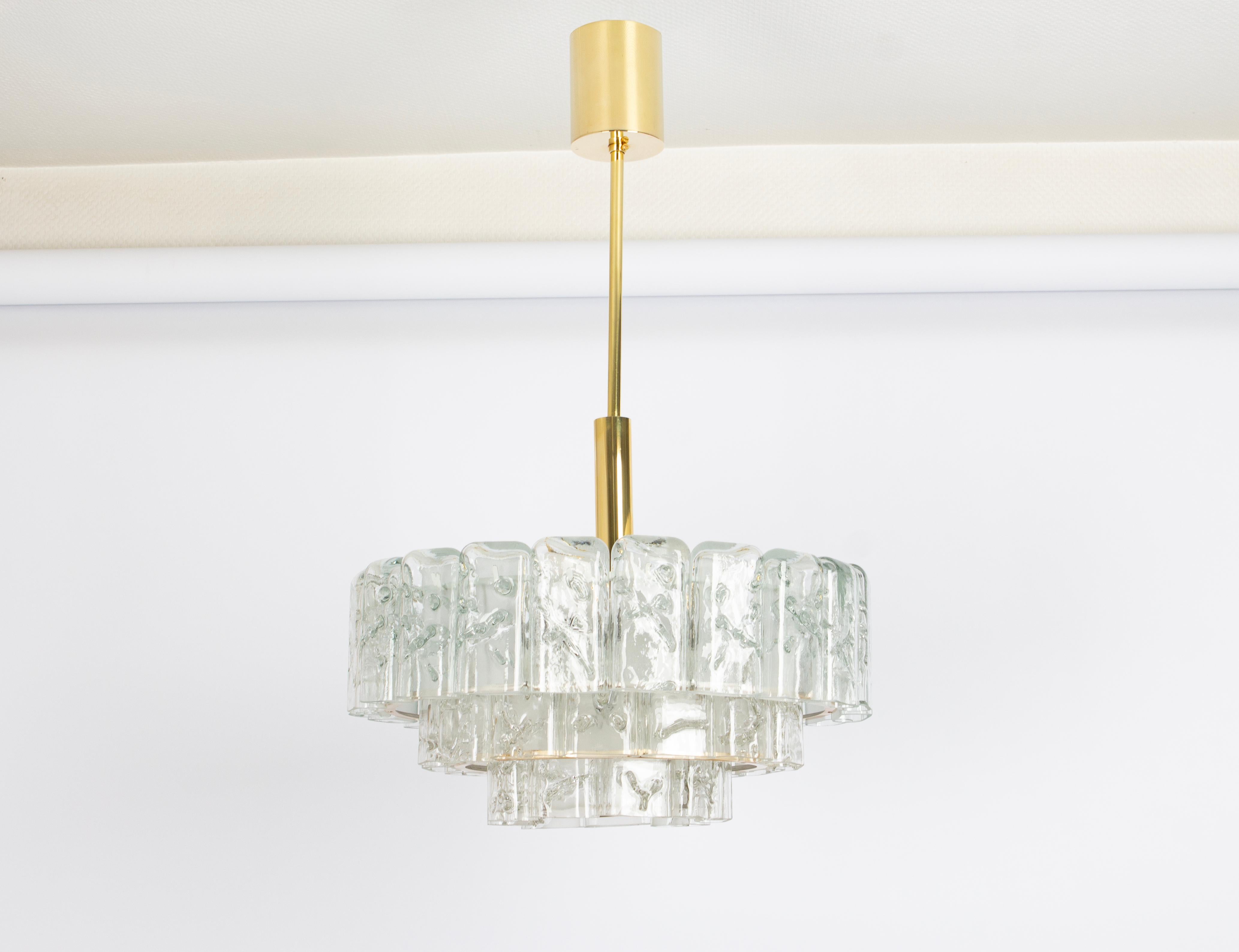 Fantastique lustre à trois niveaux de Doria, Allemagne, fabriqué vers 1960-1969. 3 anneaux de cylindres en verre suspendus à un luminaire.
Merveilleux effet de lumière.

Douilles : 6 ampoules candélabres E14 (jusqu'à 40 W chacune) et 1 ampoule E27