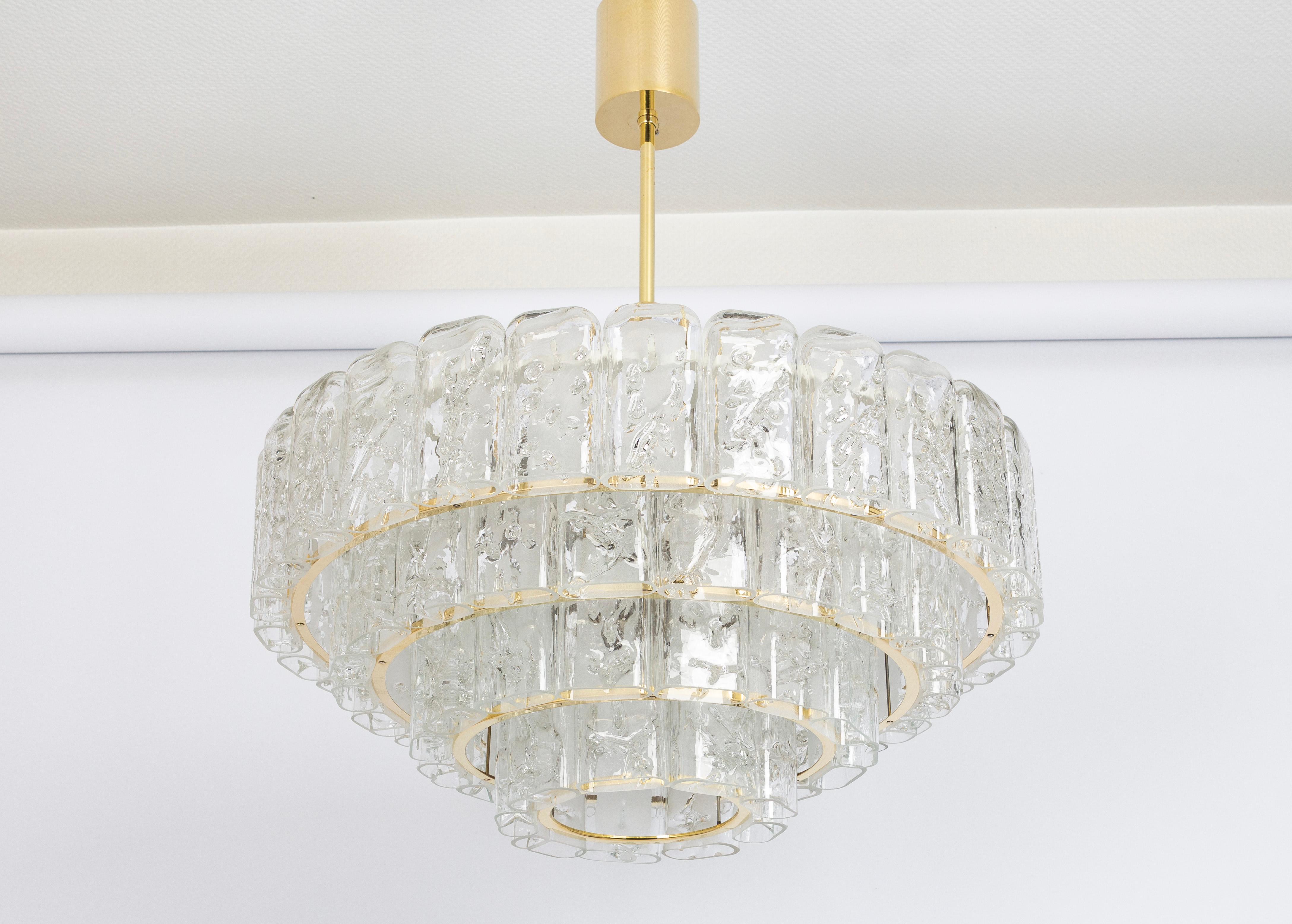 Fantastischer vierstöckiger Kronleuchter aus der Mitte des Jahrhunderts von Doria, Deutschland, hergestellt ca. 1960-1969. Vier Ringe aus Glaszylindern, die an einer Halterung aufgehängt sind.
Wunderbarer Lichteffekt.

Steckdosen: 18 x E14