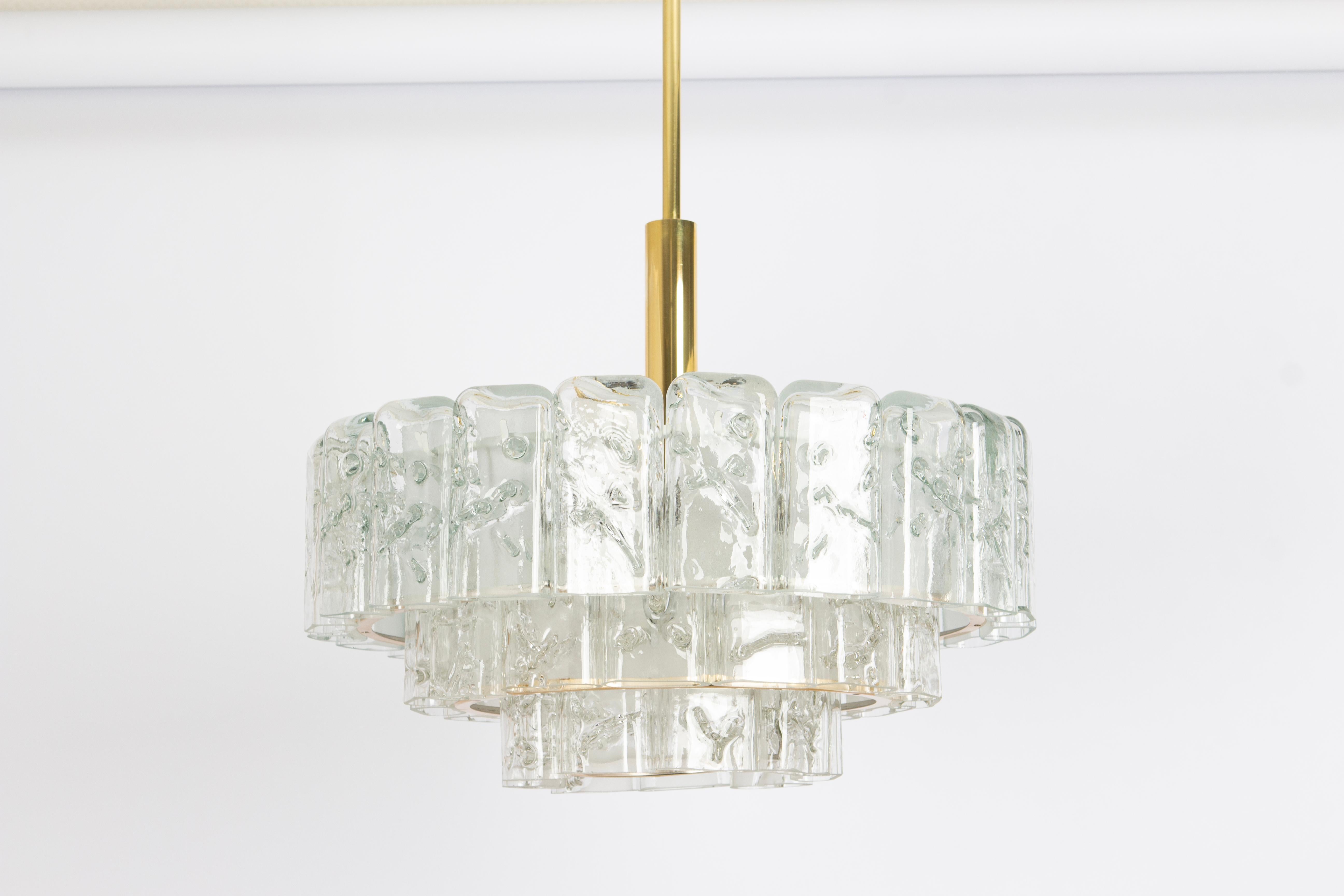 Allemand Grand lustre en tubes de verre glacé Doria, Allemagne, années 1960 en vente