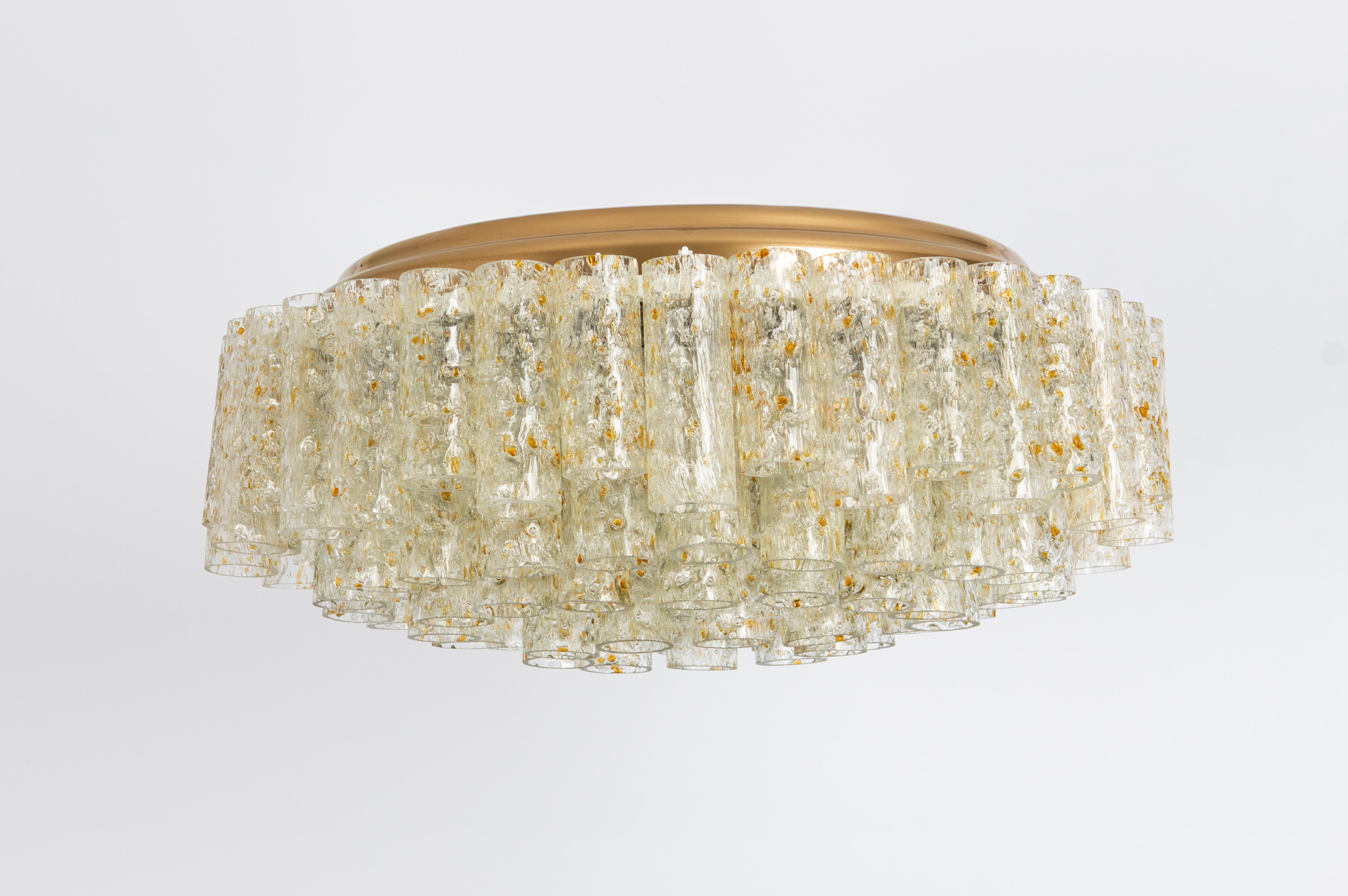 Fantastico lampadario a quattro livelli della metà del secolo scorso di Doria, Germania, prodotto intorno al 1960-1969. 4 anelli di cilindri di vetro sospesi da un apparecchio.

Attacchi: 9 lampadine a candelabro E14 (fino a 40 W ciascuna).
Le