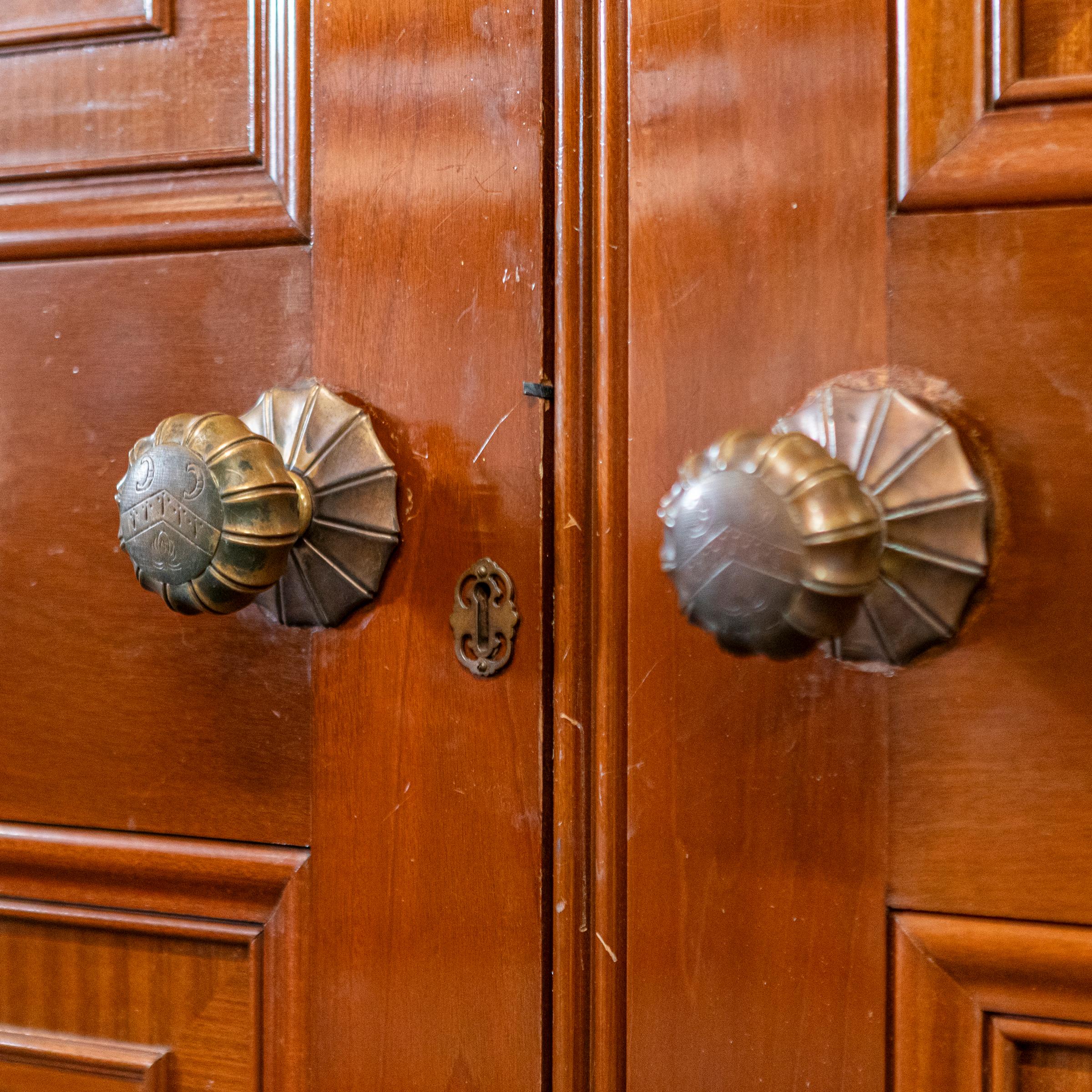 XX secolo Divisorio per ambienti a due ante di grandi dimensioni  Da Clothworkers' Hall Londra in vendita