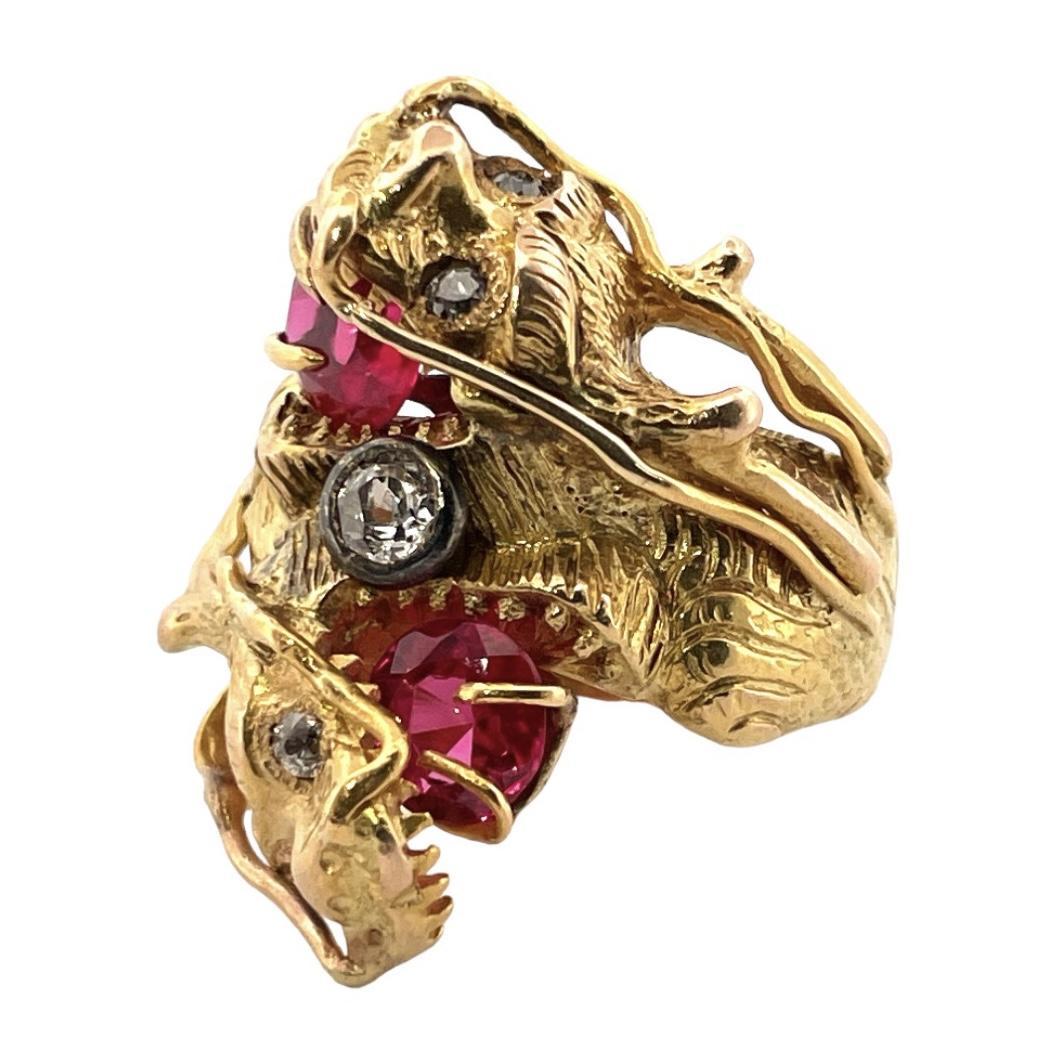 Doppelte Drachen-Majestät: Dieser aus massivem 14-karätigem Gelbgold gefertigte Ring zeigt zwei Drachenmotive, die sich in einem zeitlosen Tanz aus Mythen und Legenden verschlingen. Sie symbolisiert Kraft und Stärke und ist ein kühnes Statement für