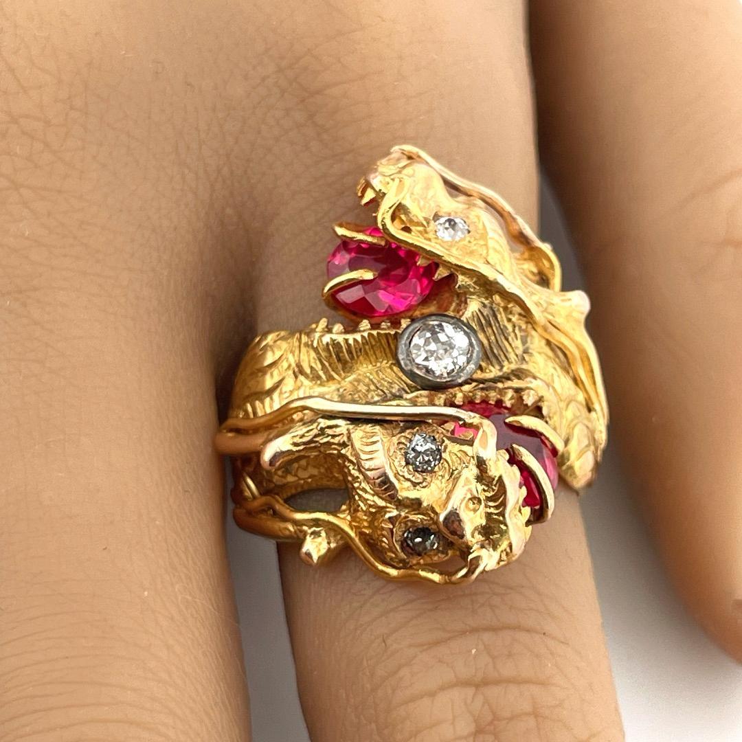 Großer Ring mit doppeltem Drachenkopf Majesty aus massivem Gelbgold 14K (Rundschliff) im Angebot