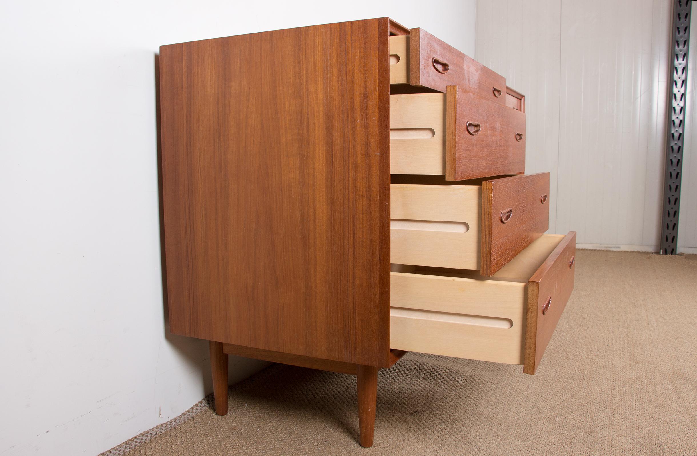 Superb large Scandinavian chest of drawers. Composed of 2 x 4 drawers (the top drawers are slightly narrower). The rear side is entirely veneered in teak. Very large storage capacity. Sober and elegant design, good manufacturing quality.