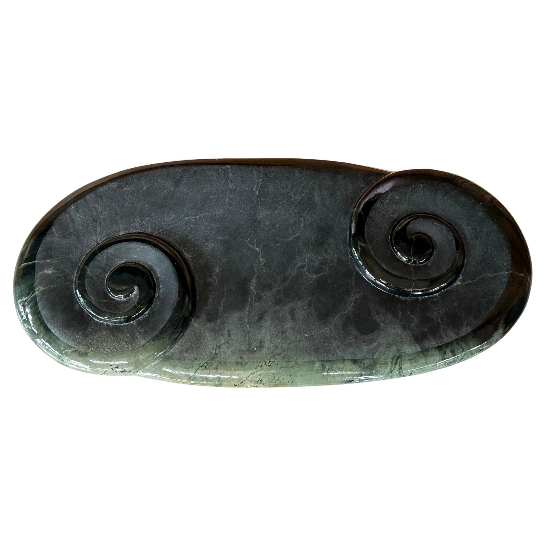 Grande sculpture Māori en jade double Kuro de Nouvelle-Zélande en vente