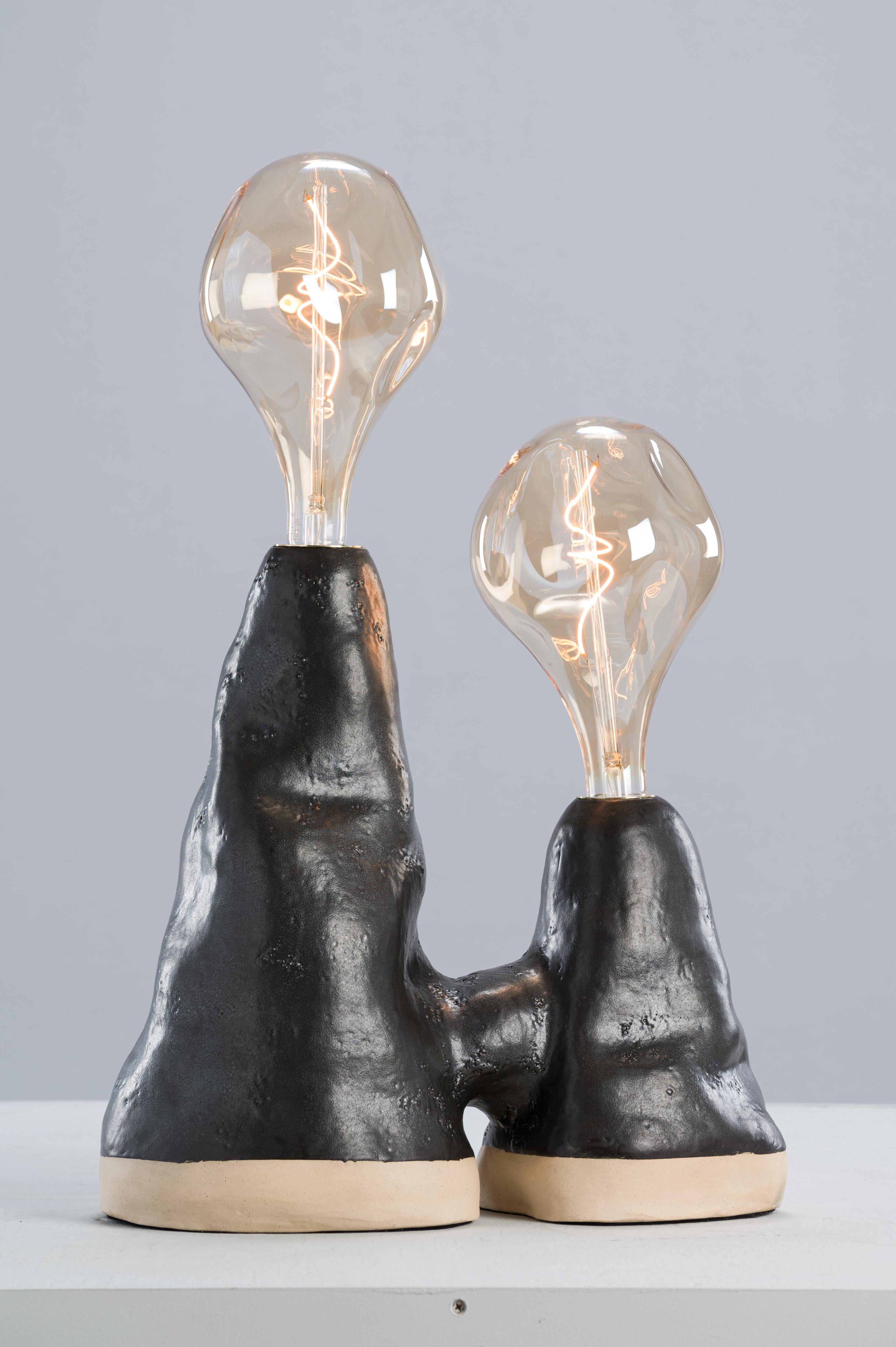 Grande lampe double par Sophie Rogers
Dimensions : D 51 x H 50 (base seule) / 74 (avec ampoule) cm
Matériaux : grès blanc, émail noir mat, laiton vieilli
Spécifications de l'ampoule : 6W, E27, 340 Lumens, dimmable
Grès noir et émail blanc également