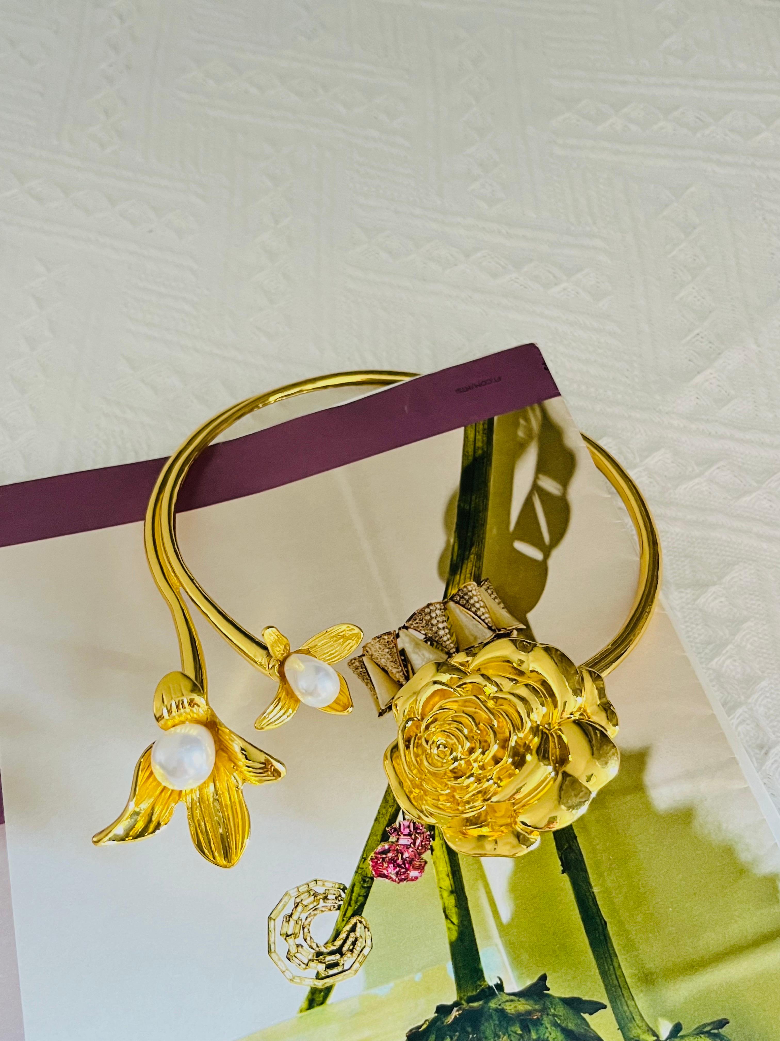 Ciondolo di perle di giglio doppio grande, fiore di camelia, collana elegante, collare e girocollo In condizioni Nuovo in vendita a Wokingham, England