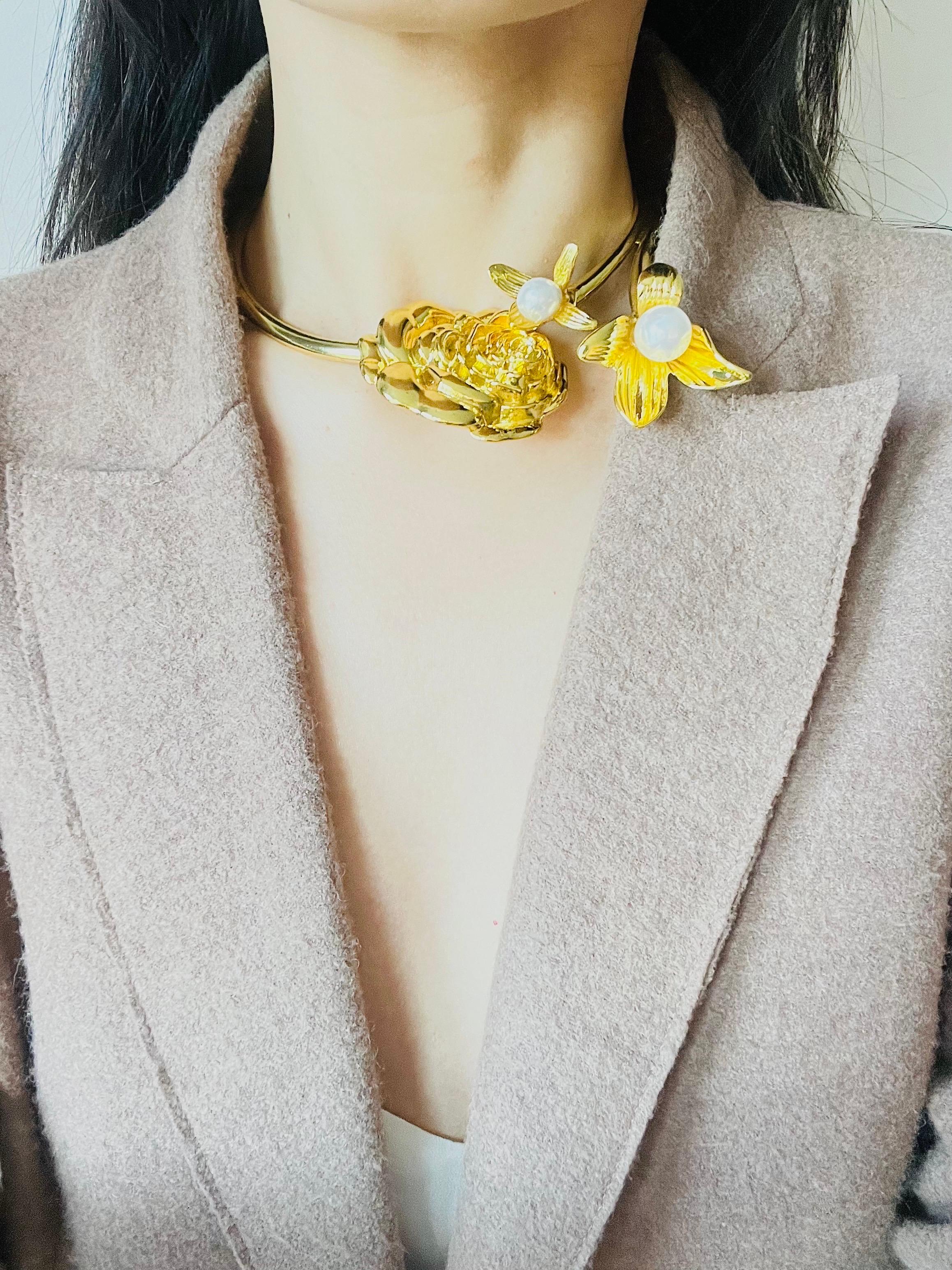 Ciondolo di perle di giglio doppio grande, fiore di camelia, collana elegante, collare e girocollo in vendita 1