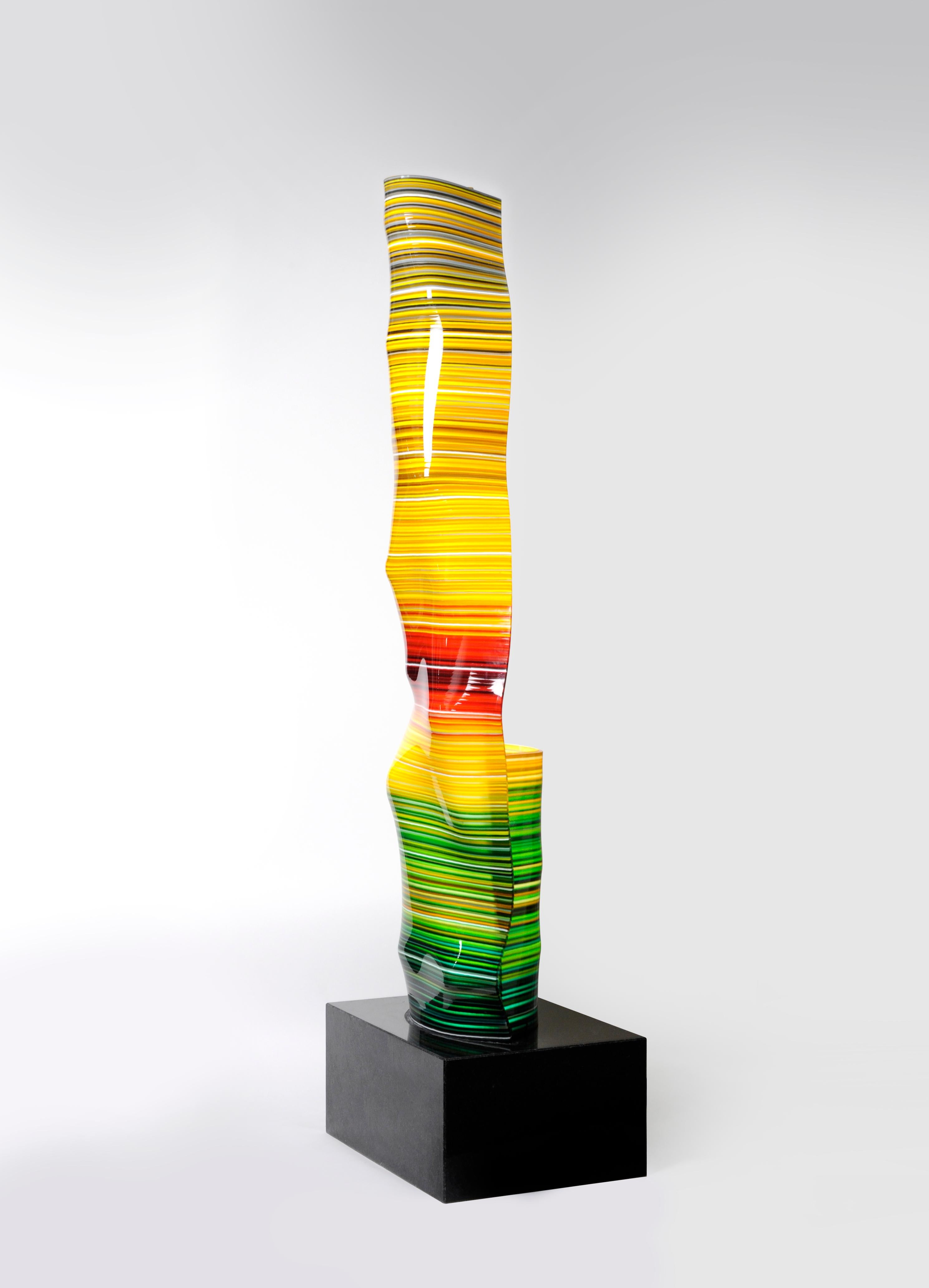 Dieses Stück aus geschmolzenem Glas gehört zu der von Orfeo Quagliata entworfenen Kollektion Barcode Magikarpet. 

Exklusive Techniken des Künstlers. 100% handgefertigt mit hochwertigem Material. 
Eine blaue Farbgebung geht in ein modernes,