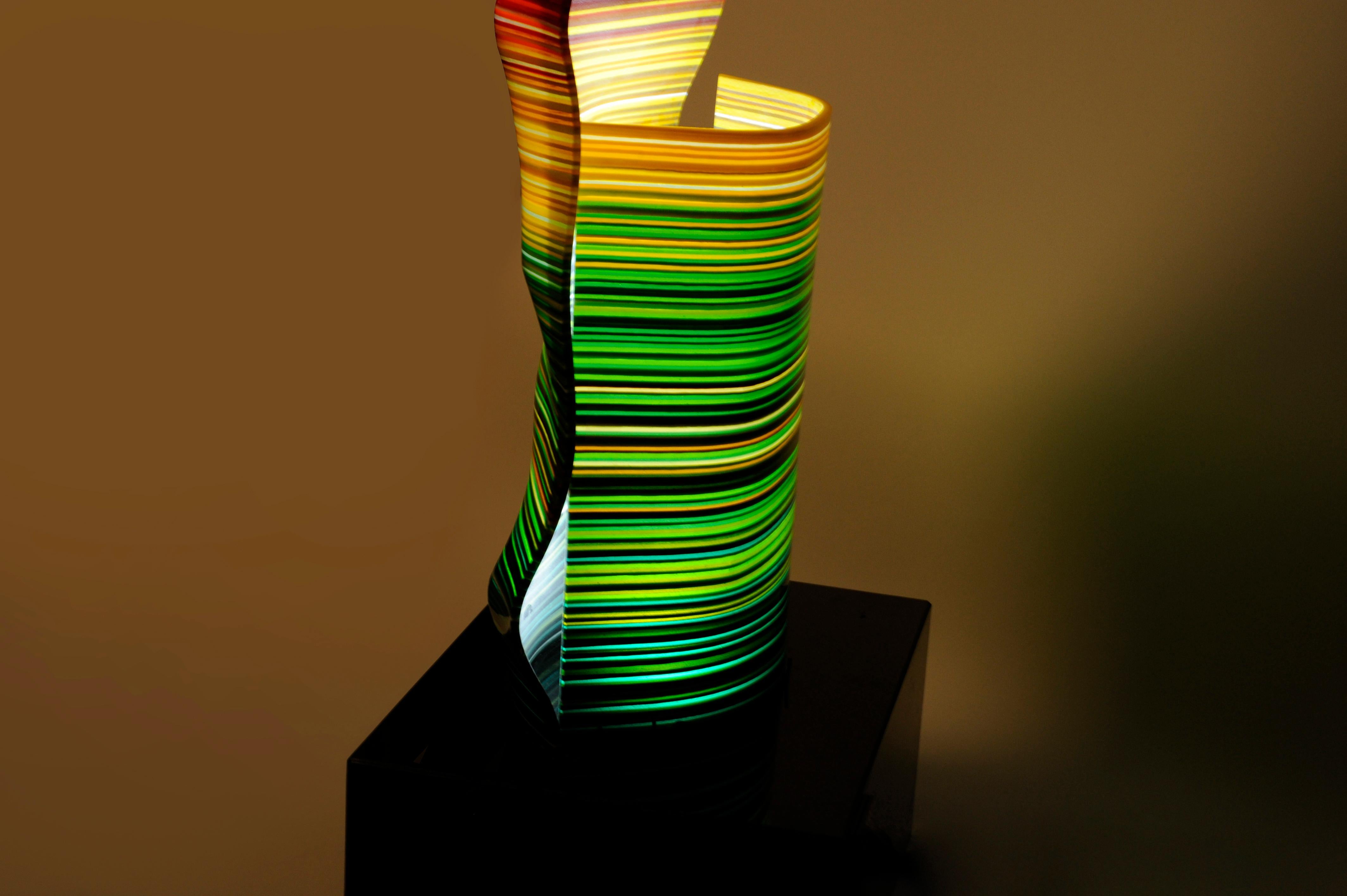 Moderno Lampada di vetro multicolore grande con codice a barre Magikarpet e base in granito/marmo in vendita