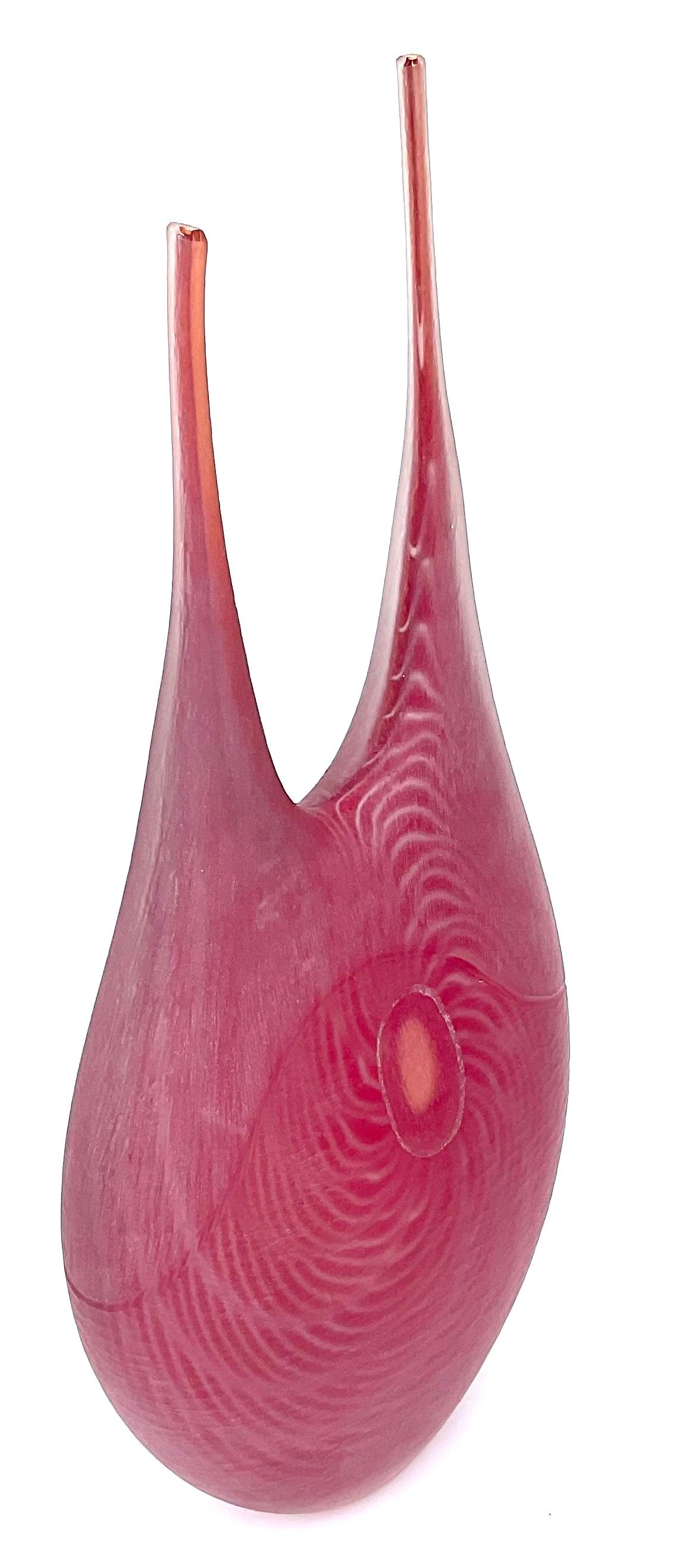 Große battuto-Vase aus geschnitztem Muranoglas mit doppeltem Halsausschnitt von Alberto Dona in Rot  (Moderne der Mitte des Jahrhunderts) im Angebot