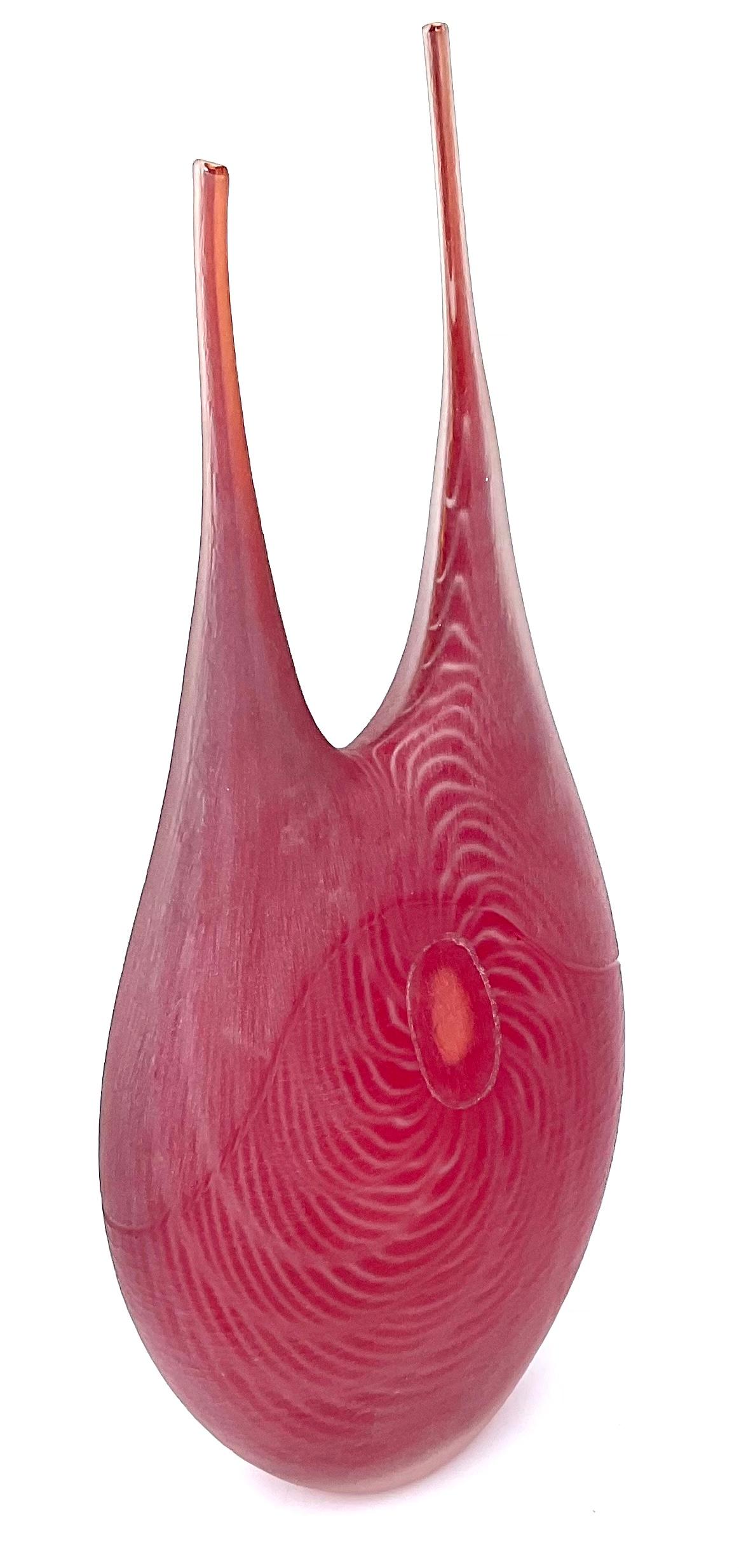 Große battuto-Vase aus geschnitztem Muranoglas mit doppeltem Halsausschnitt von Alberto Dona in Rot  (Italienisch) im Angebot