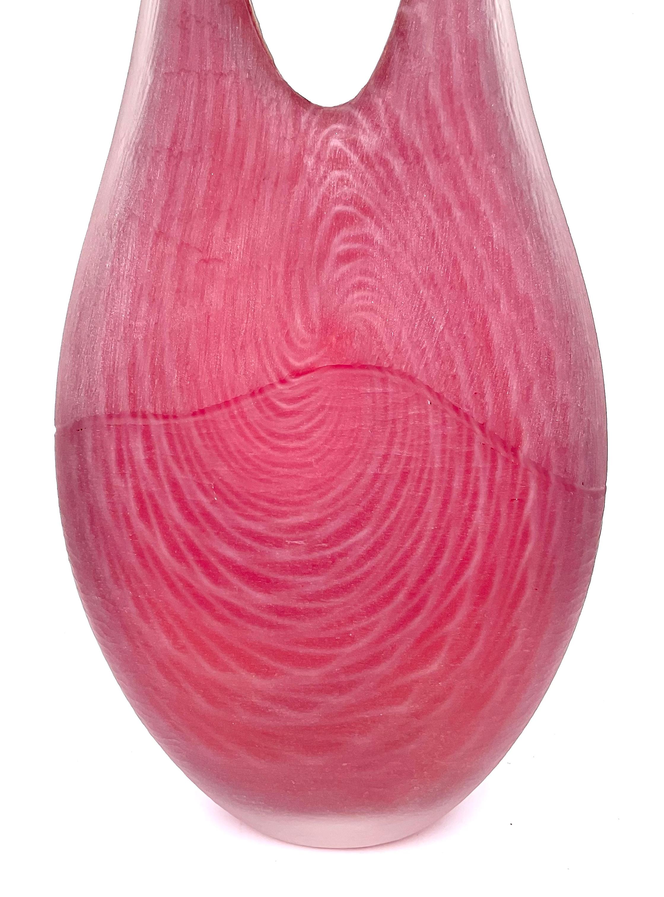 Große battuto-Vase aus geschnitztem Muranoglas mit doppeltem Halsausschnitt von Alberto Dona in Rot  im Zustand „Gut“ im Angebot in Ann Arbor, MI