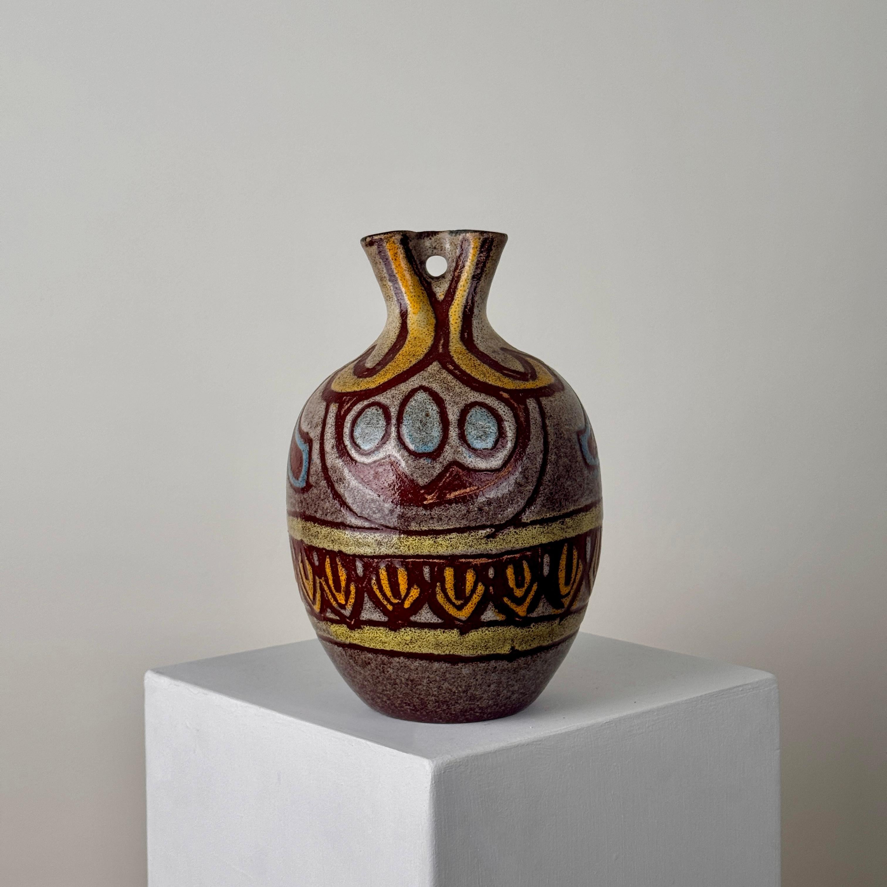 Imposing double-necked vase with Africanist decoration, by the Accolay potters, Accolay, circa 1960.

Perfect condition.

H29cm D18cm.

