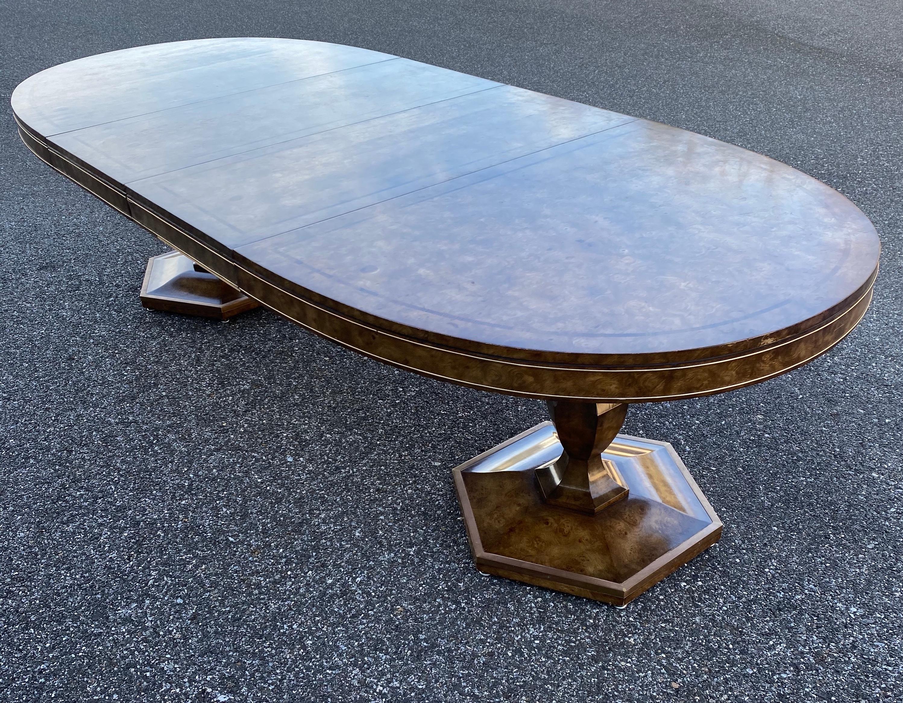 Grande table de salle à manger Mastercraft en bois de broussin et laiton en vente 3