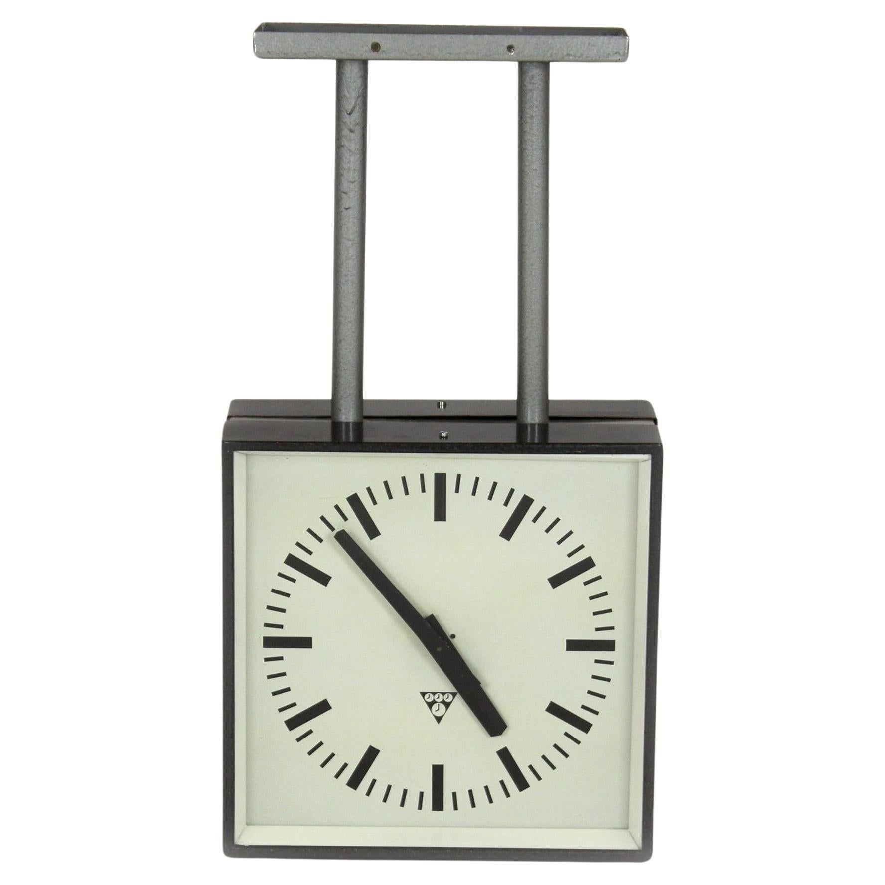 Gran reloj ferroviario de doble cara de Pragotron, años 80