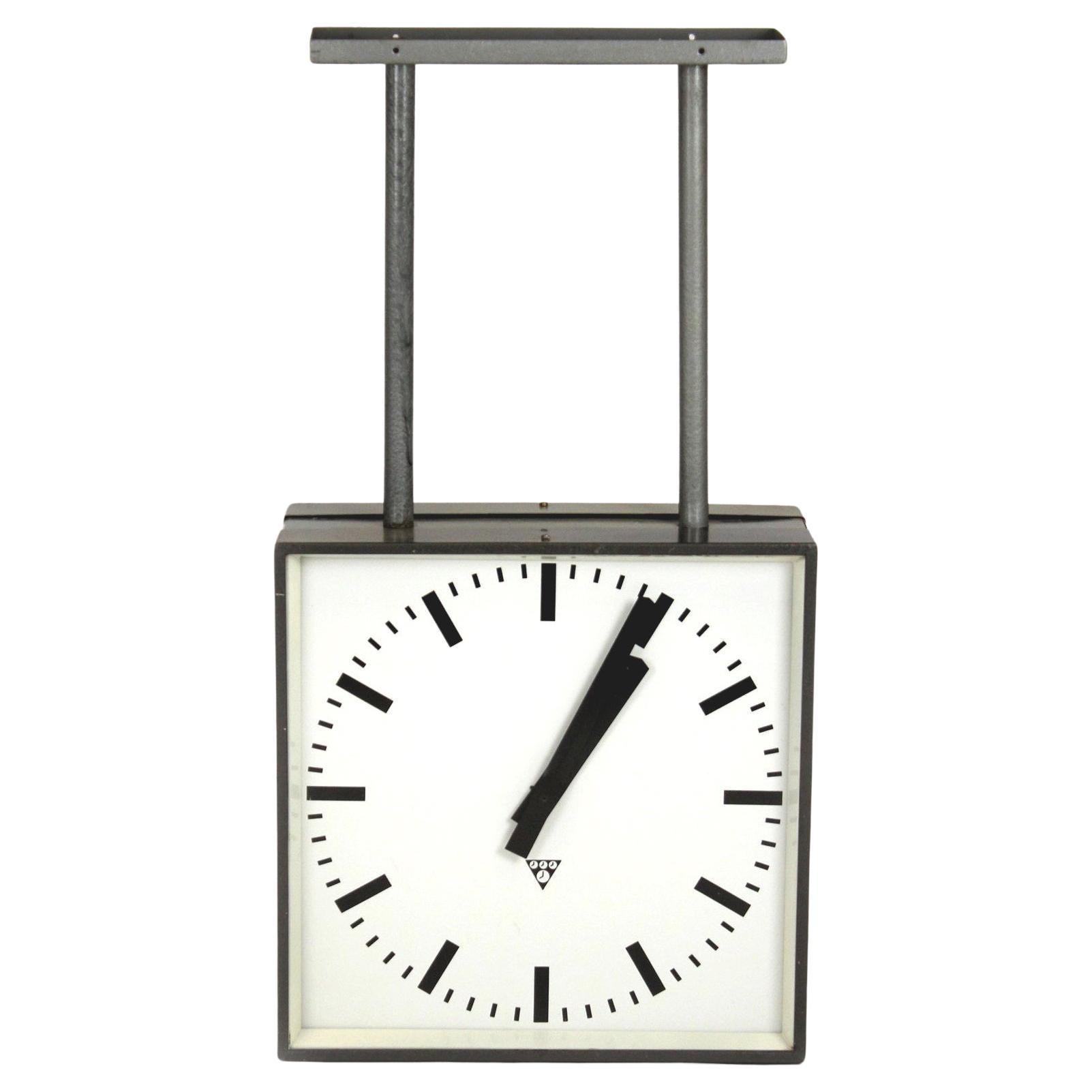Gran reloj ferroviario de doble cara de Pragotron, años 80