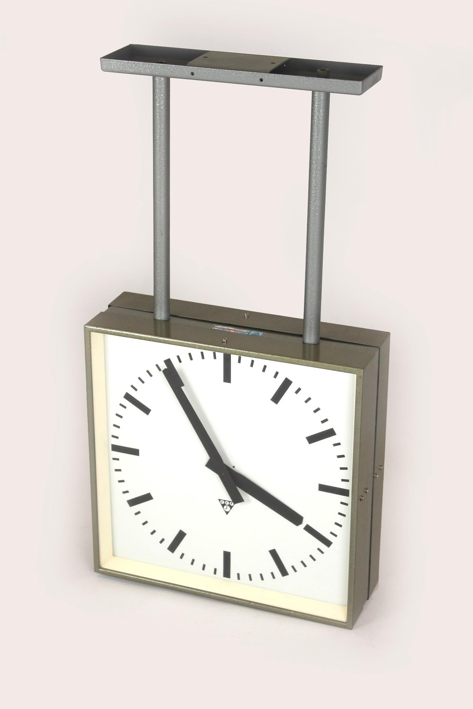 Große doppelseitige Eisenbahnuhr, hergestellt von Pragotron in der ehemaligen Tschechoslowakei in den 1980er Jahren.
Die Uhr ist brandneu und wurde nie benutzt. Im Originalkarton verpackt, wurde es nur zu Fotozwecken zusammengebaut. Die Uhr wurde in