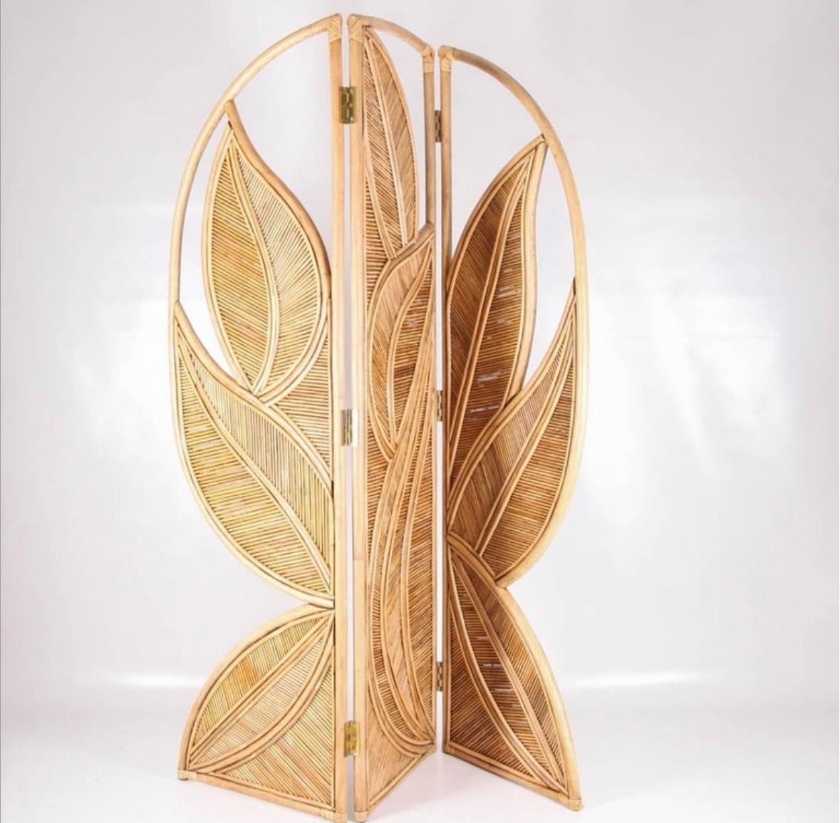 Mid-Century moderno Grande divisorio per ambienti a forma di foglia in rattan a doppia faccia in vendita