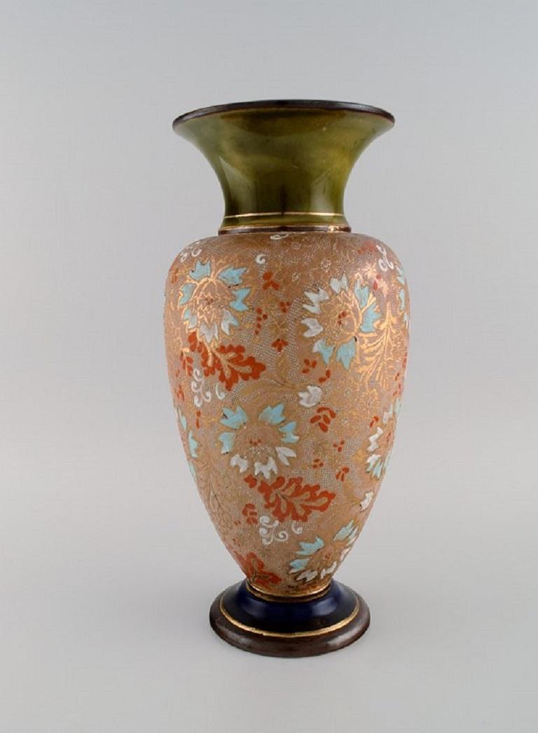 Large Doulton Lambeth pottery vase with hand-painted flowers and gold decoration. Early 20th century.
Measures: 35 x 17 cm.
In excellent condition.
Stamped.