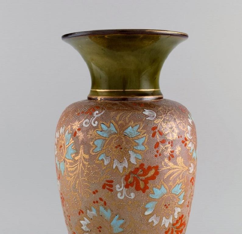 Large Doulton Lambeth Pottery Vase with Hand-Painted Flowers and Gold Decoration In Excellent Condition For Sale In Copenhagen, DK