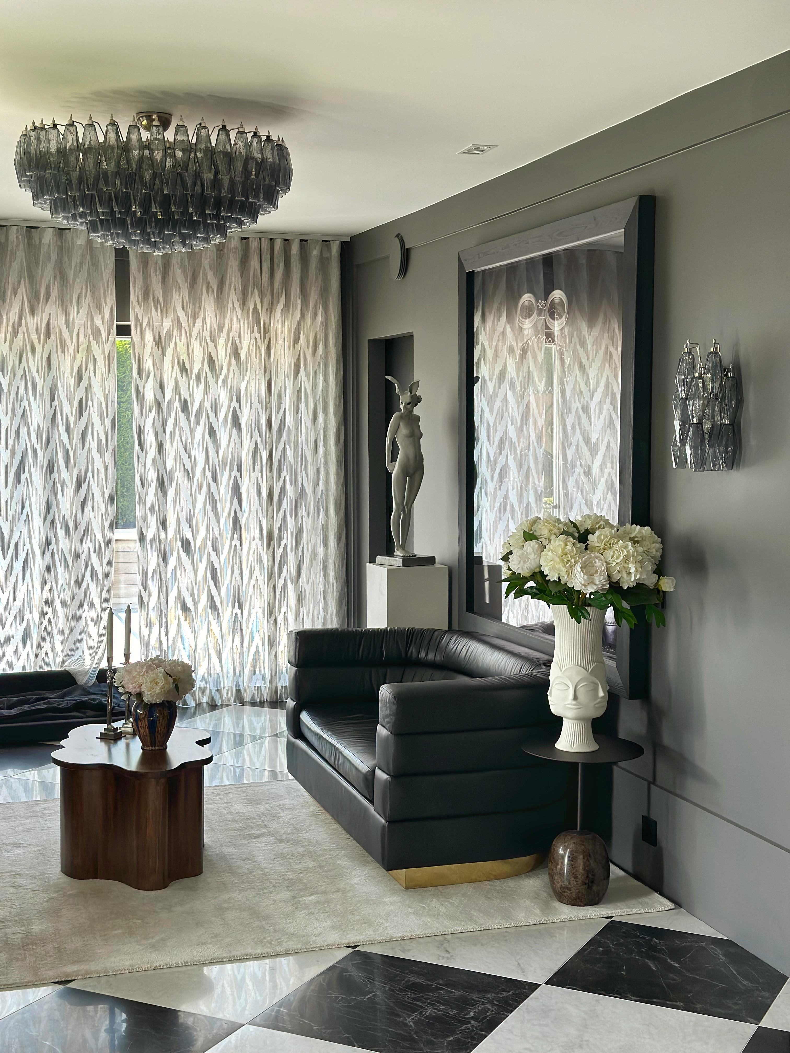 Large Dramatic Smoked Grey Murano Chandelier in the style of Carlo Scarpa. In Excellent Condition For Sale In Bromma, SE